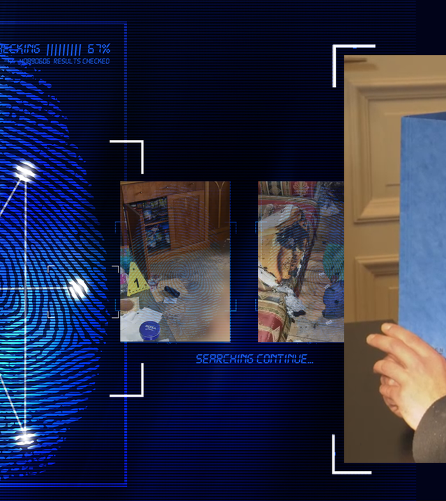 Ein Mann hält einen blauen DIN-A4-Aktenordner in beiden Händen, der sein Gesicht verdeckt. Er sitzt an einem Tisch. An der Wand im Hintergrund ist eine Holzvertäfelung zu erkennen. Links daneben: Lichtschematische Darstellung eines Fingerabdrucks.