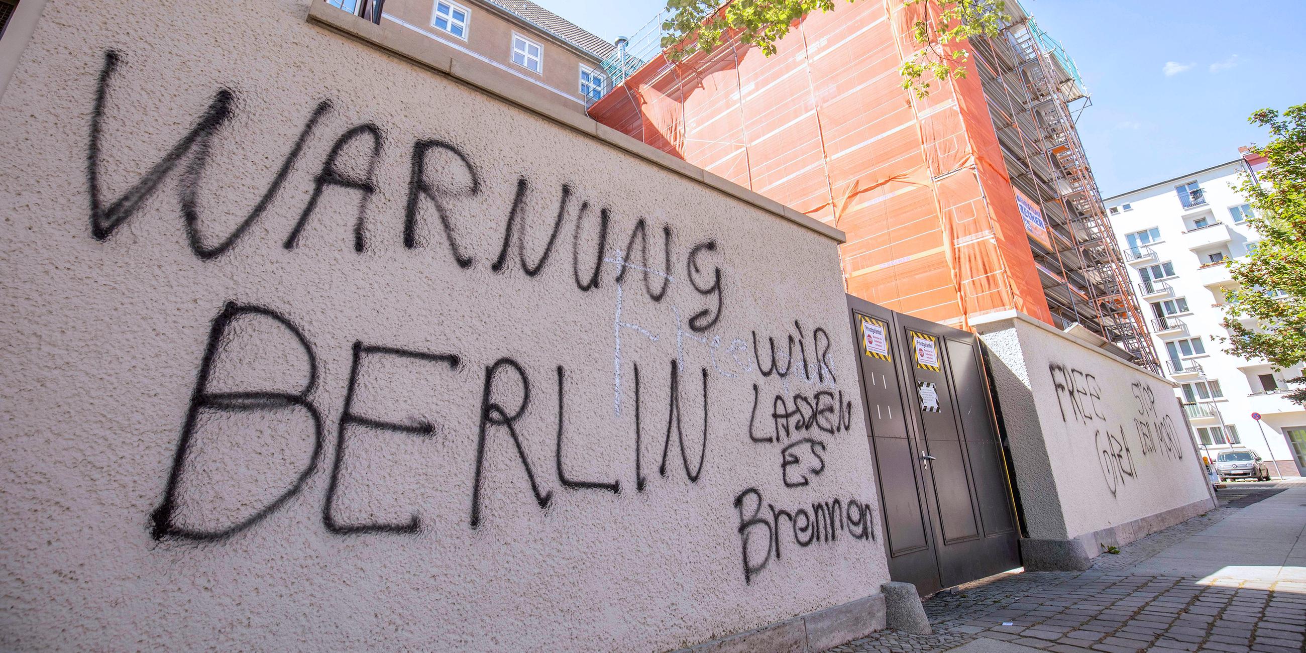 Brandanschlag und antisemitische Schmierereien am Bürgeramt & Rathaus Tiergarten in Berlin