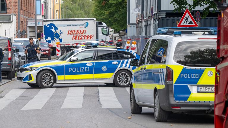 Polizeifahrzeuge riegeln unweit des Ostbahnhofs eine Straße ab.