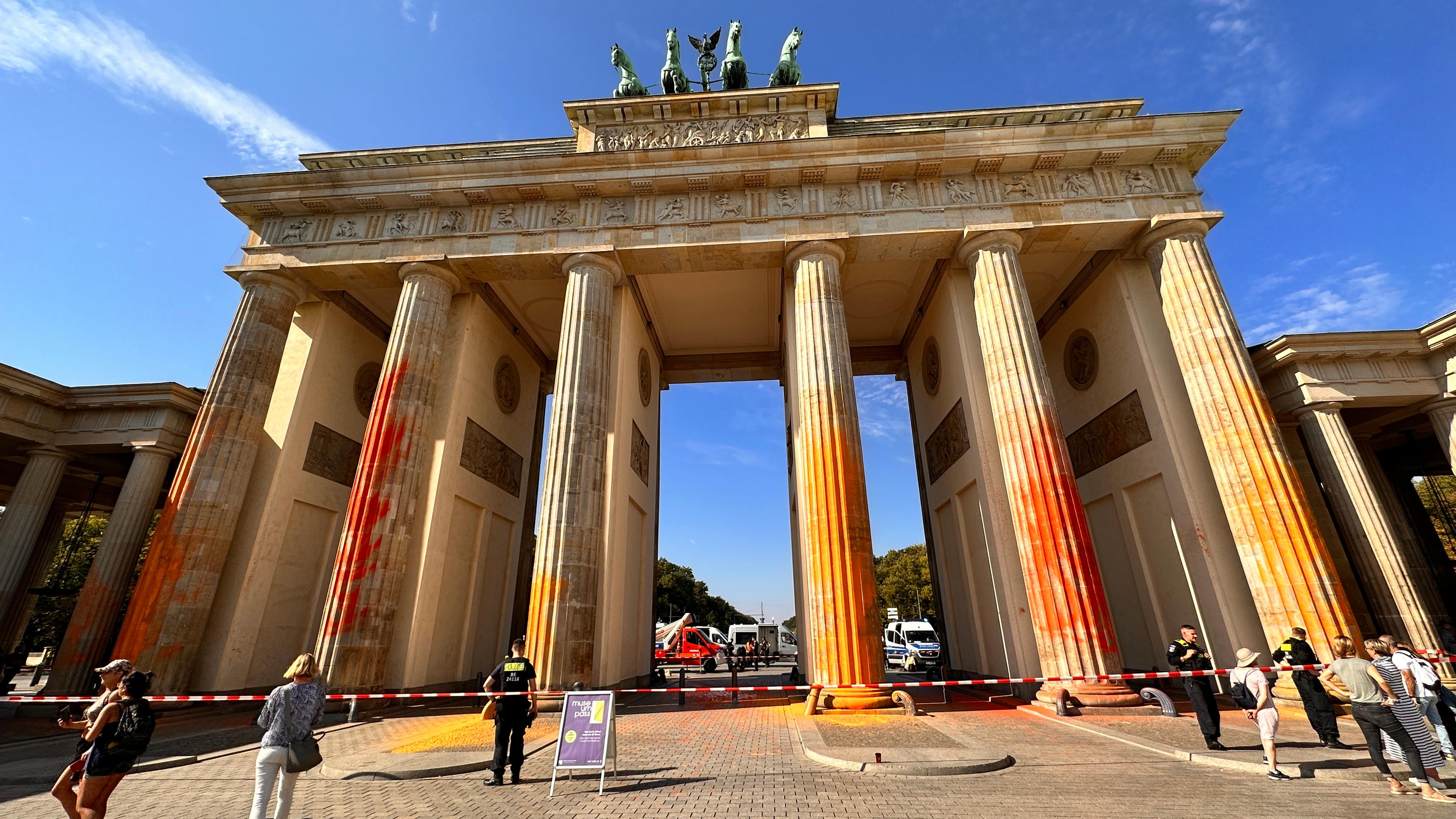 Letzte Generation sprüht Farbe ans Brandenburger Tor 