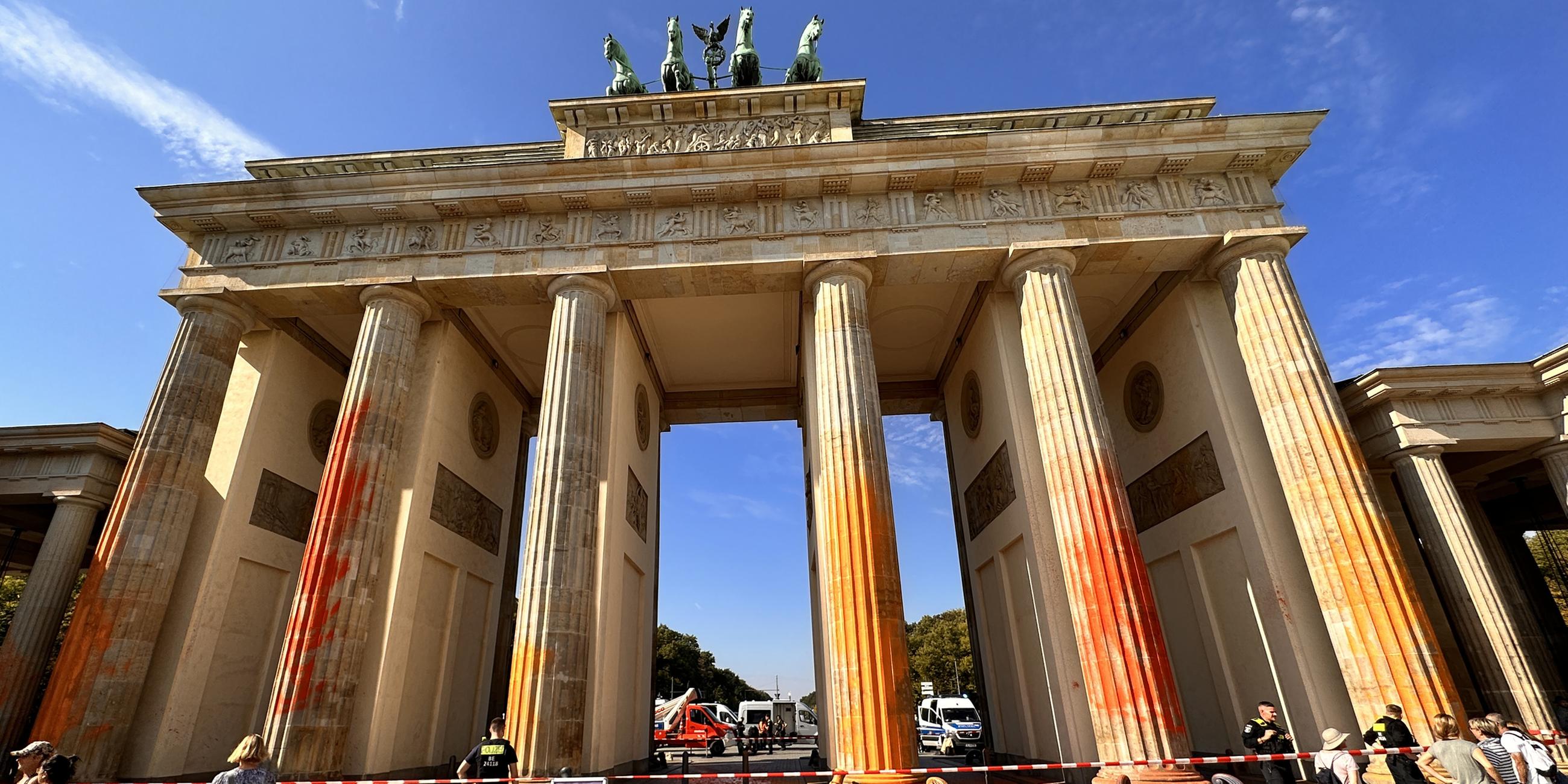  Mitglieder der Klimaschutzgruppe Letzte Generation haben das Brandenburger Tor in Berlin mit oranger Farbe angesprüht. 