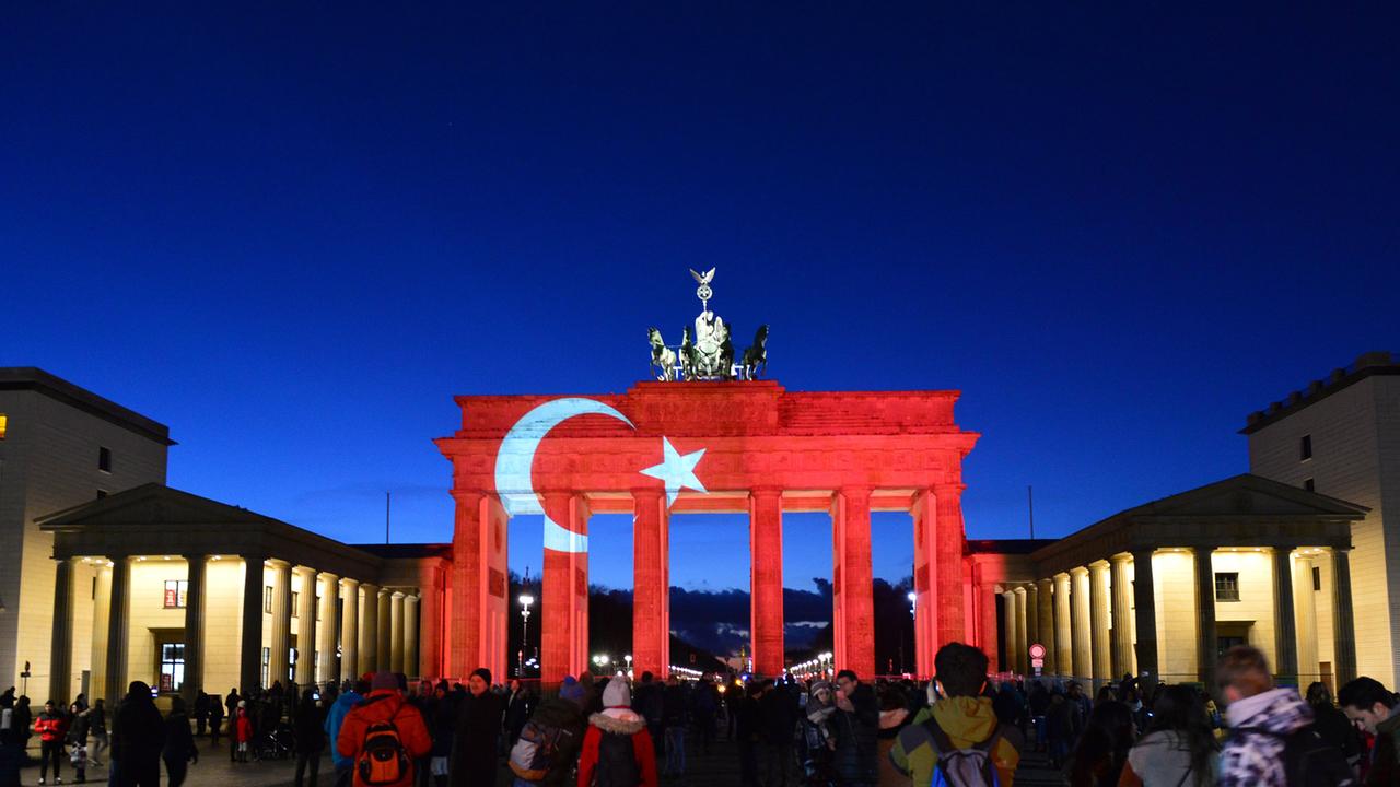 Türkische Flagge am Brandenburger Tor - ZDFheute