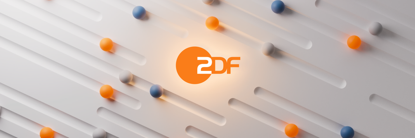 Zentrales ZDF-Logo auf hellem Hintergrund, eingebettet in ein minimalistisches, geometrisches Design aus schrägen Linien und farbigen Kugeln. Die Gestaltung wirkt modern und dynamisch und dient als visuelle Einführung zur Marke ZDF.