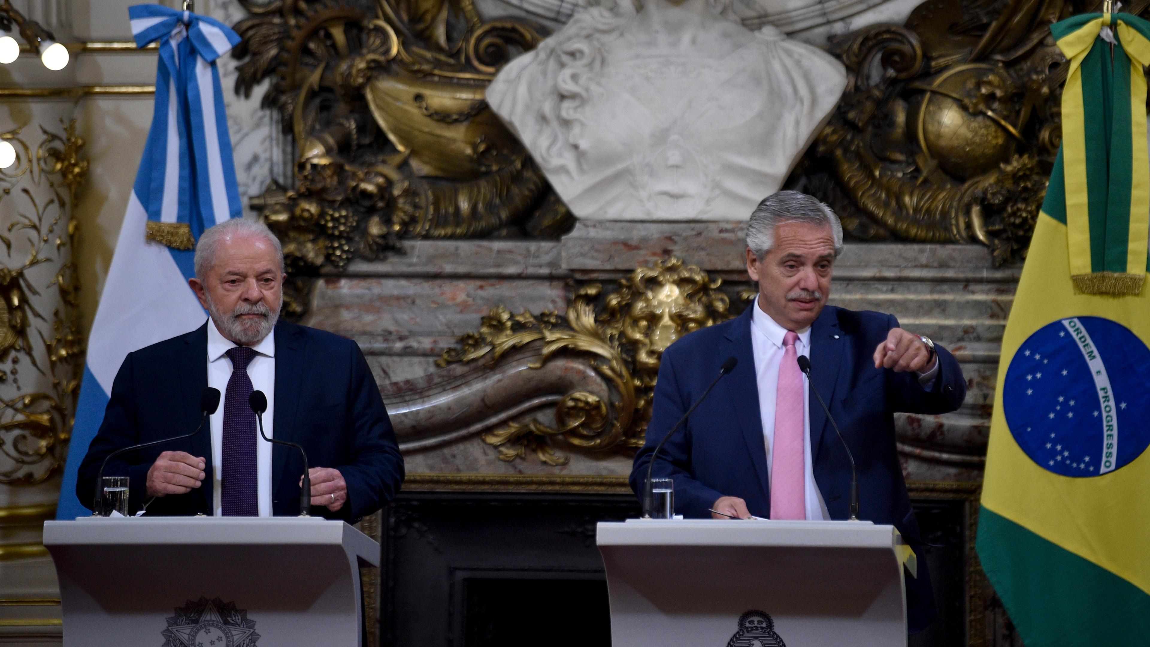 Argentinien, Buenos Aires: Luiz Inacio Lula da Silva (l), Präsident von Brasilien, und Alberto Fernandez, Präsident von Argentinien, geben eine gemeinsame Pressekonferenz im Regierungsgebäude.
