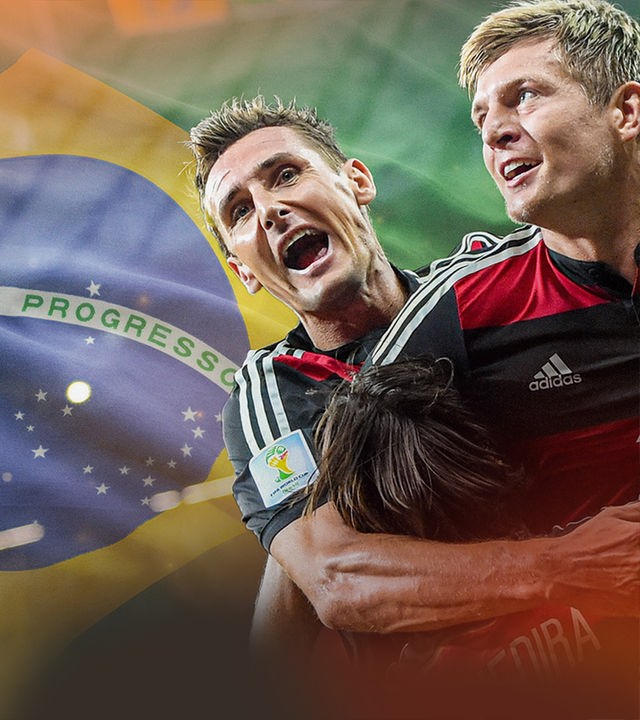 Montage der brasilianischen Flagge, darüber sind Miro Klose und Toni Kroos montiert