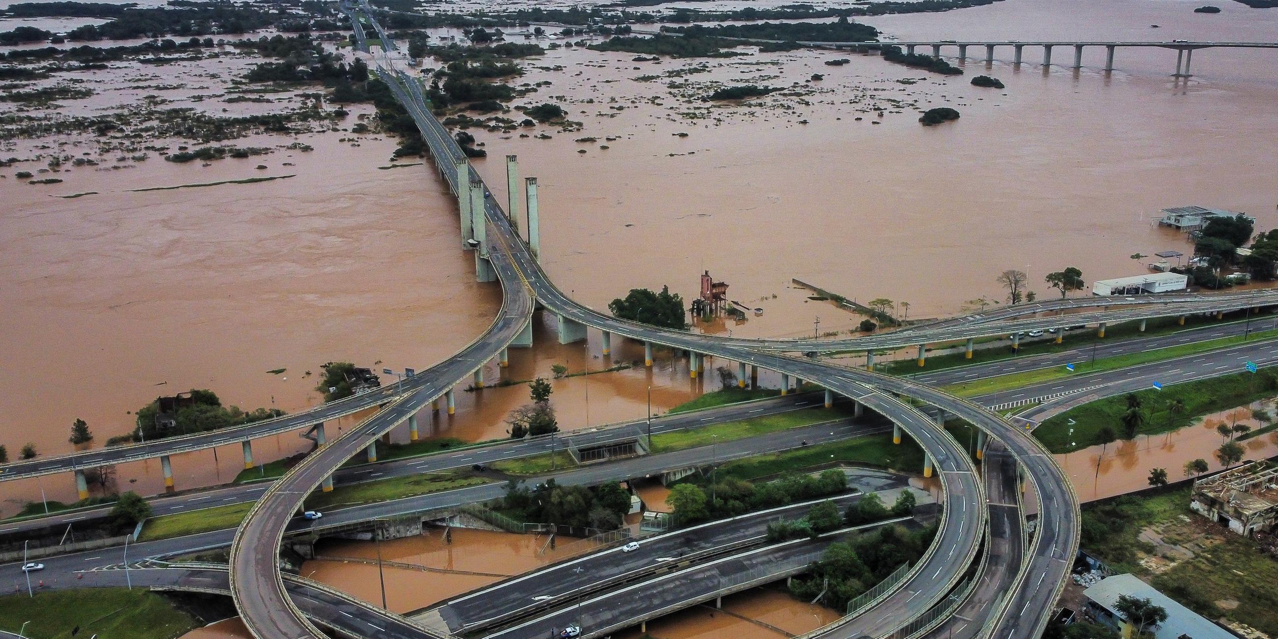 03.05.2024, Brasilien, Porto Alegre: Luftaufnahme eines durch starke Regenfälle überschwemmten Gebiets in Porto Alegre im brasilianischen Bundesstaat Rio Grande do Sul. 