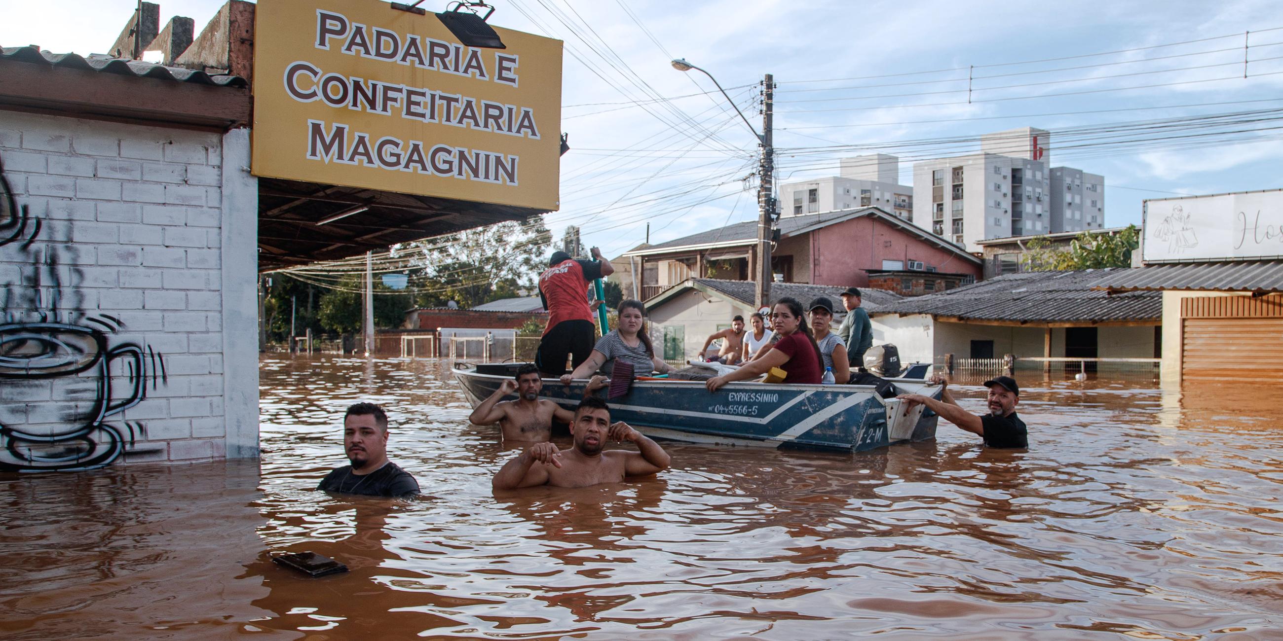 Ein Rettungsteam evakuiert vom Hochwasser betroffene Menschen in Santo Afonso
