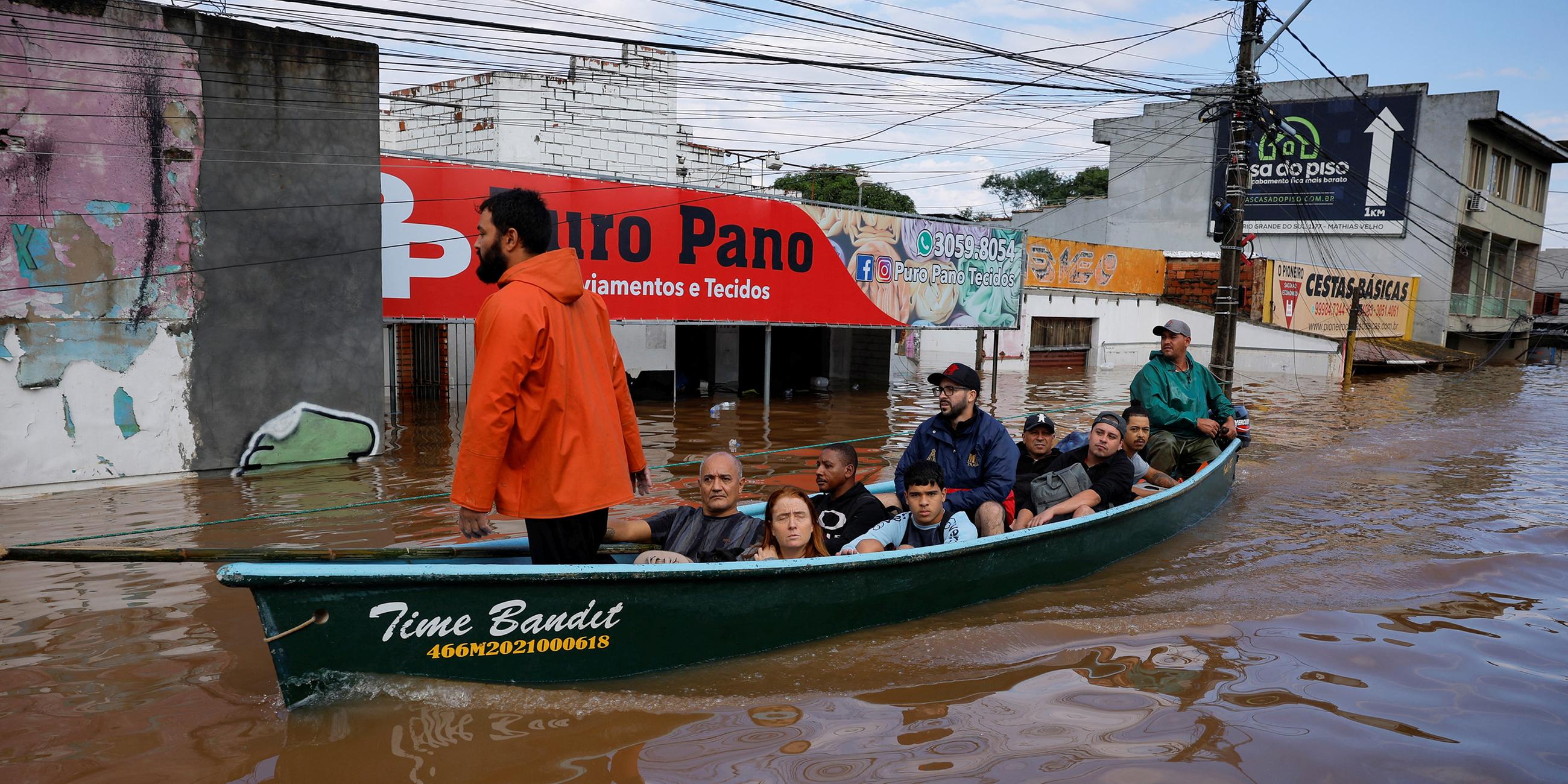 Menschen werden nach Überschwemmungen in Canoas gerettet