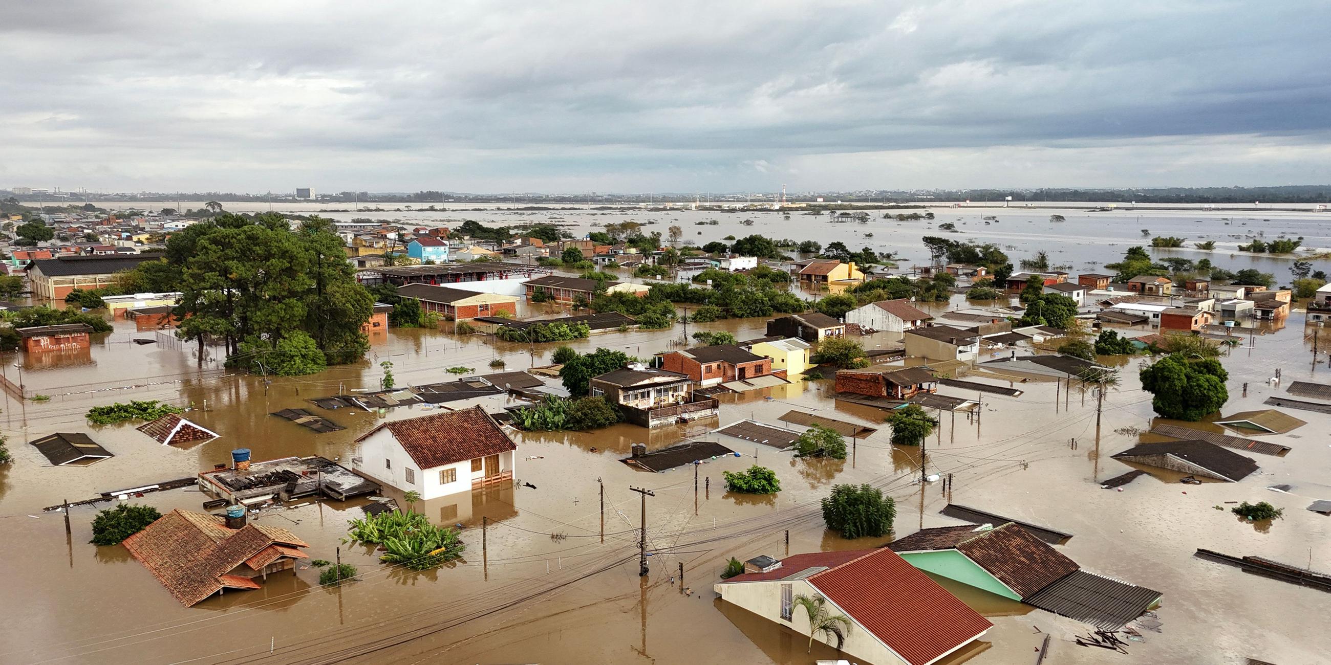 Luftaufnahme der überschwemmten Straßen im Viertel Navegantes in Porto Alegre