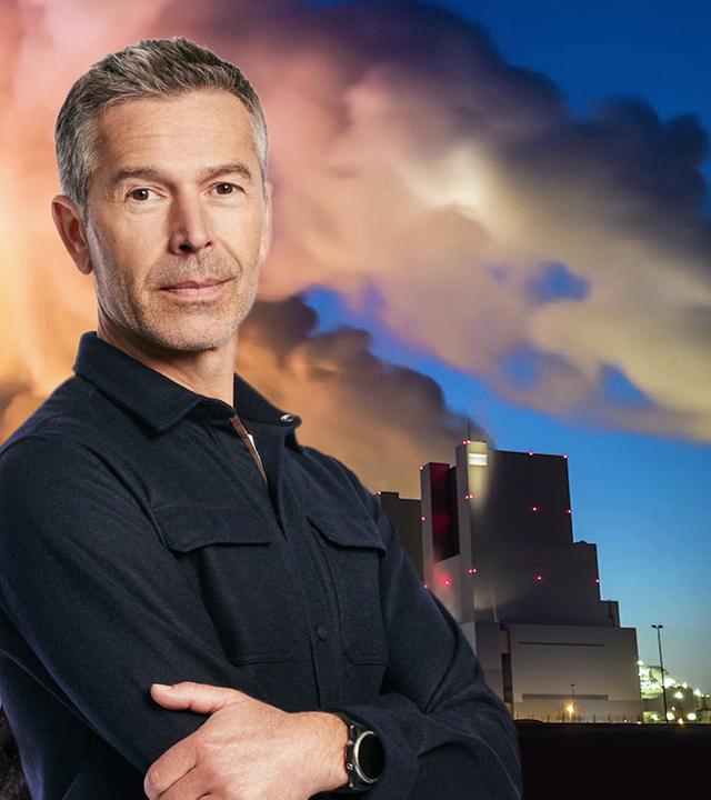 Dirk Steffens vor dem Braunkohlekraftwerk Neurath bei Grevenbroich