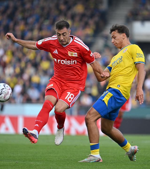 Josip Juranović (1. FC Union Berlin) und Josip Juranović (1. FC Union Berlin) und Max Marie (Eintracht Braunschweig)  (Eintracht Braunschweig)  kämpfen im DFB-Pokal um den Ball.