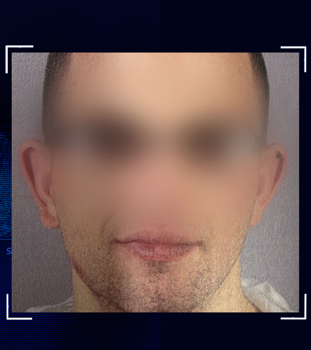 Portrait zeigt Ausschnitt eines mittelalten Mannes. Das Gesicht wurde im Bild technisch verfremdet. Links daneben: Lichtschematische Darstellung eines Fingerabdrucks.