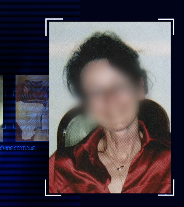 Portraitfoto einer Frau, Mitte 40. Sie schaut Richtung Kamera. Das Gesicht wurde im Bild technisch verfremdet. Sie sitzt auf einem Stuhl mit hoher Lehne, trägt ein Goldkettchen und ein glänzendes dunkelrotes Oberteil. Ihre schwarzen Haare sind etwas kraus. Links daneben: Lichtschematische Darstellung eines Fingerabdrucks.
