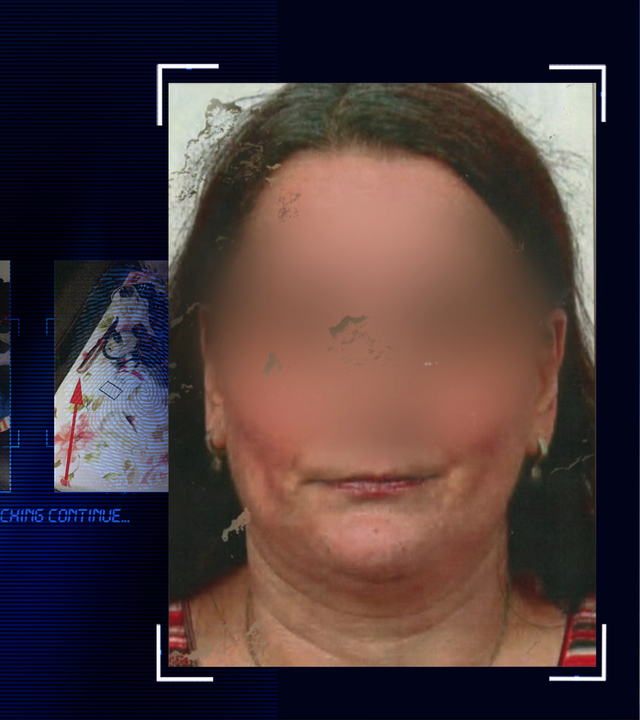 Portraitfoto einer Frau mittleren Alters mit schulterlangen, dunkelblond-braunen Haaren. Das Gesicht wurde im Bild technisch verfremdet. Links daneben: Lichtschematische Darstellung eines Fingerabdrucks.