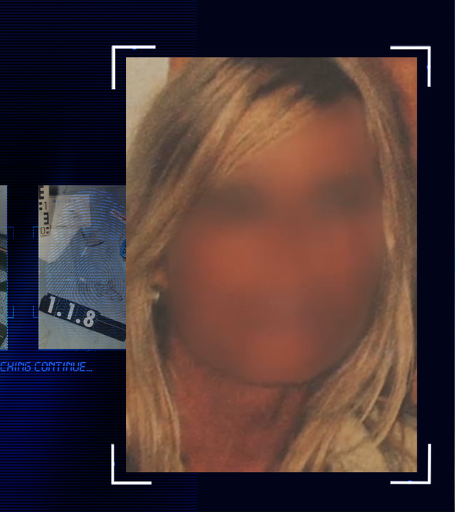 Bildfüllendes Portrait einer Frau, Mitte 50. Lange blonde Haare, sie trägt am rechten Ohr einen Ohrring. Das Gesicht wurde im Bild technisch verfremdet. Links daneben: Lichtschematische Darstellung eines Fingerabdrucks.