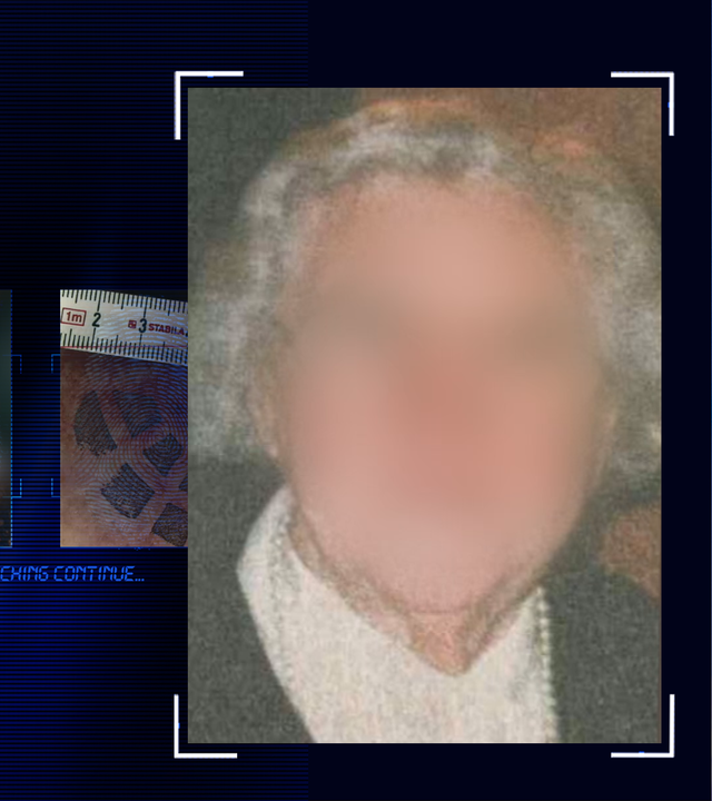 Portraitfoto einer 83-Jährigen. Die Frau hat graue mittellange Haare, trägt um den Hals eine Perlenkette, hat ein weißes Oberteil an, über dem sie eine dunkle Jacke trägt. Sie schaut frontal in die Kamera, das Gesicht wurde technisch verfremdet. Links daneben: Lichtschematische Darstellung eines Fingerabdrucks.