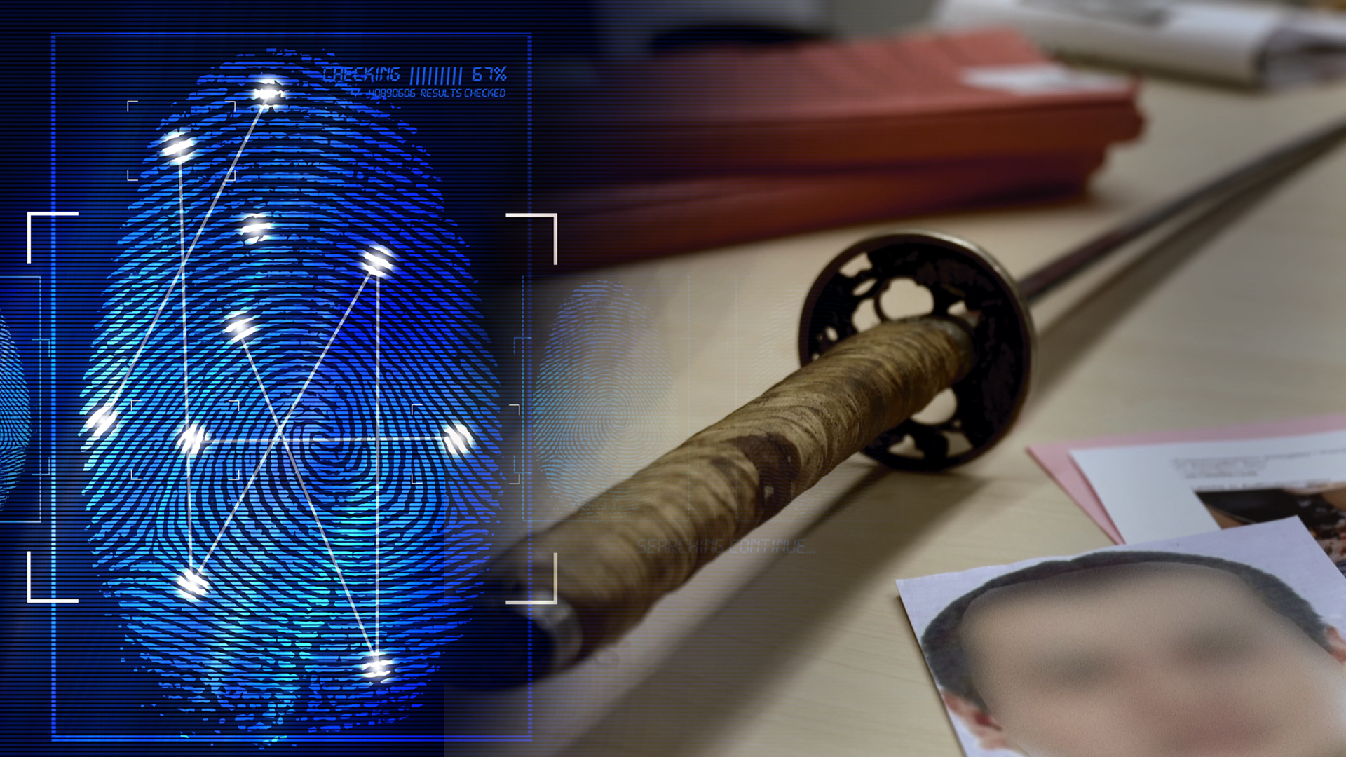 Ein Samurai-Schwert (Tatwaffe) liegt auf einem Schreibtisch. Foto des Täters (Gesicht unkenntlich) im Anschnitt. Links daneben: Lichtschematische Darstellung eines Fingerabdrucks.