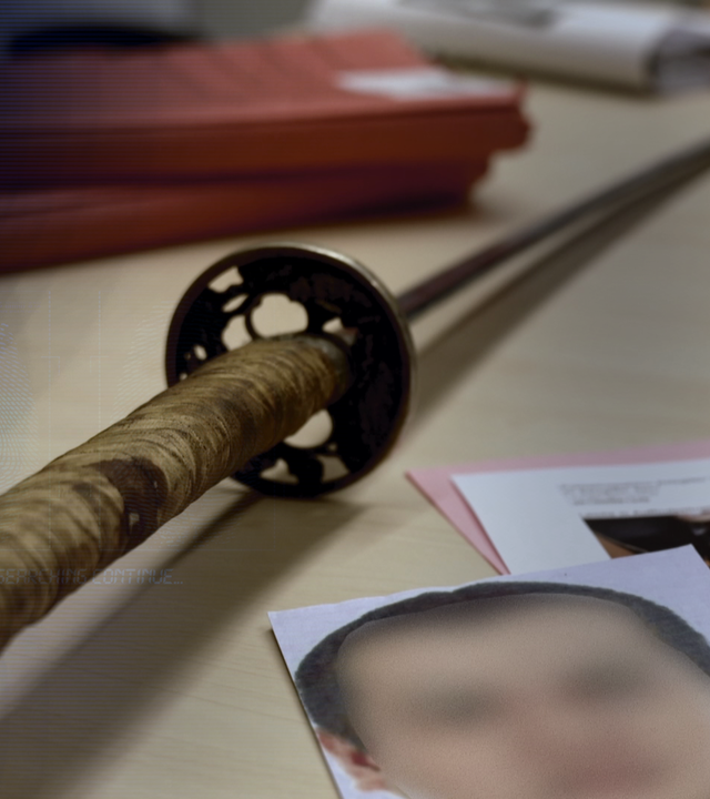 Ein Samurai-Schwert (Tatwaffe) liegt auf einem Schreibtisch. Foto des Täters (Gesicht unkenntlich) im Anschnitt. Links daneben: Lichtschematische Darstellung eines Fingerabdrucks.