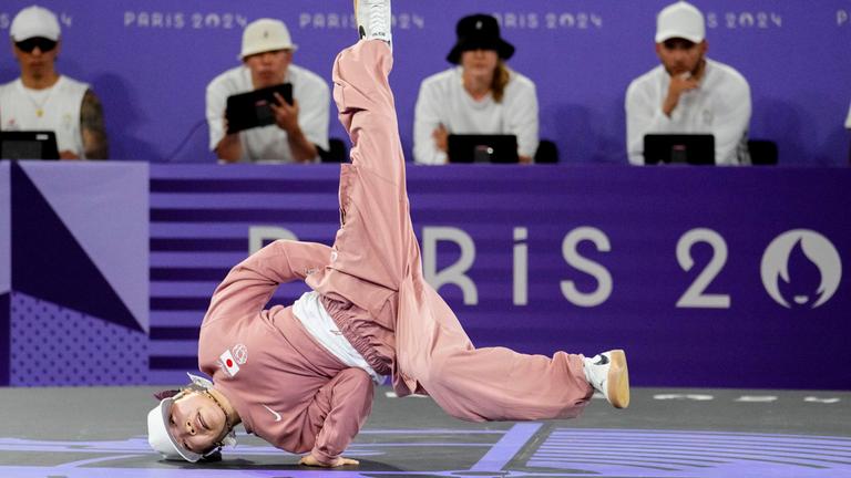 Ami (Japan) nimmt am Breaking-Wettbewerb teil.