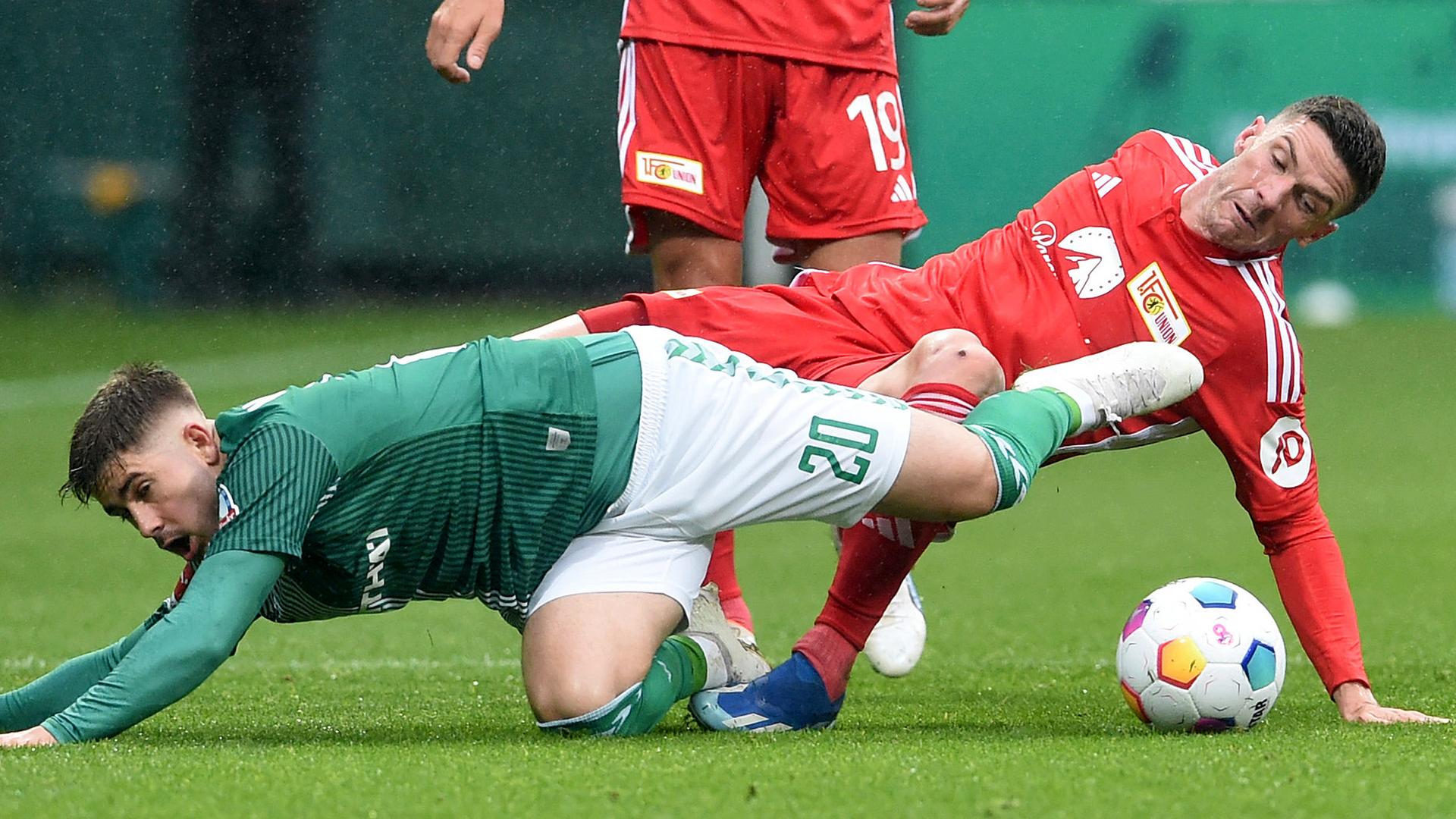 Werders Romano Schmidt (l) kämpft mit Unions Robin Gosens um den Ball am 28.10.23.