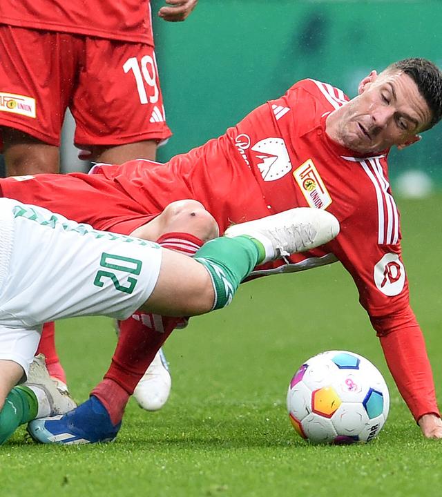 Werders Romano Schmidt (l) kämpft mit Unions Robin Gosens um den Ball am 28.10.23.