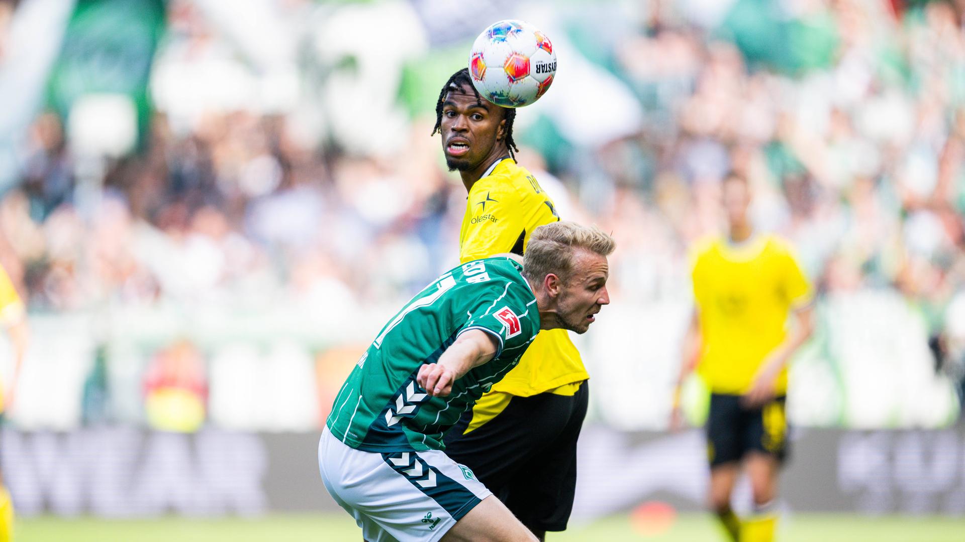 Marco Grüll (Bremen) mit Carney Chukwuemeka im Spiel der Bundesliga zwischen SV Werder Bremen und Borussia Dortmund.