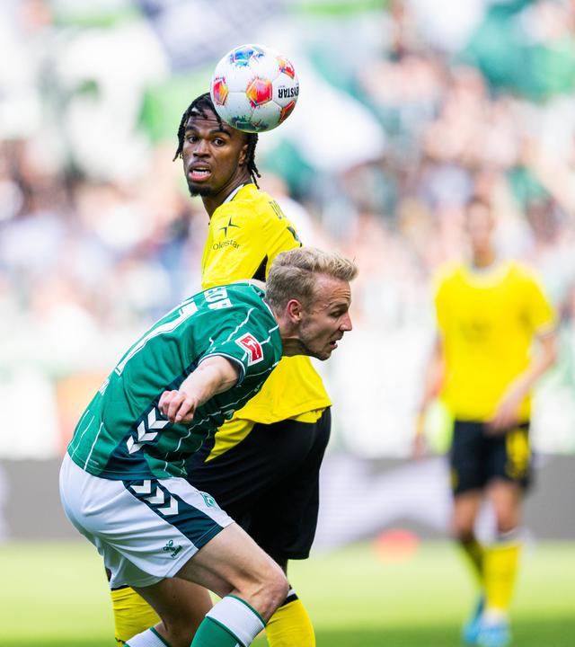 Marco Grüll (Bremen) mit Carney Chukwuemeka im Spiel der Bundesliga zwischen SV Werder Bremen und Borussia Dortmund.