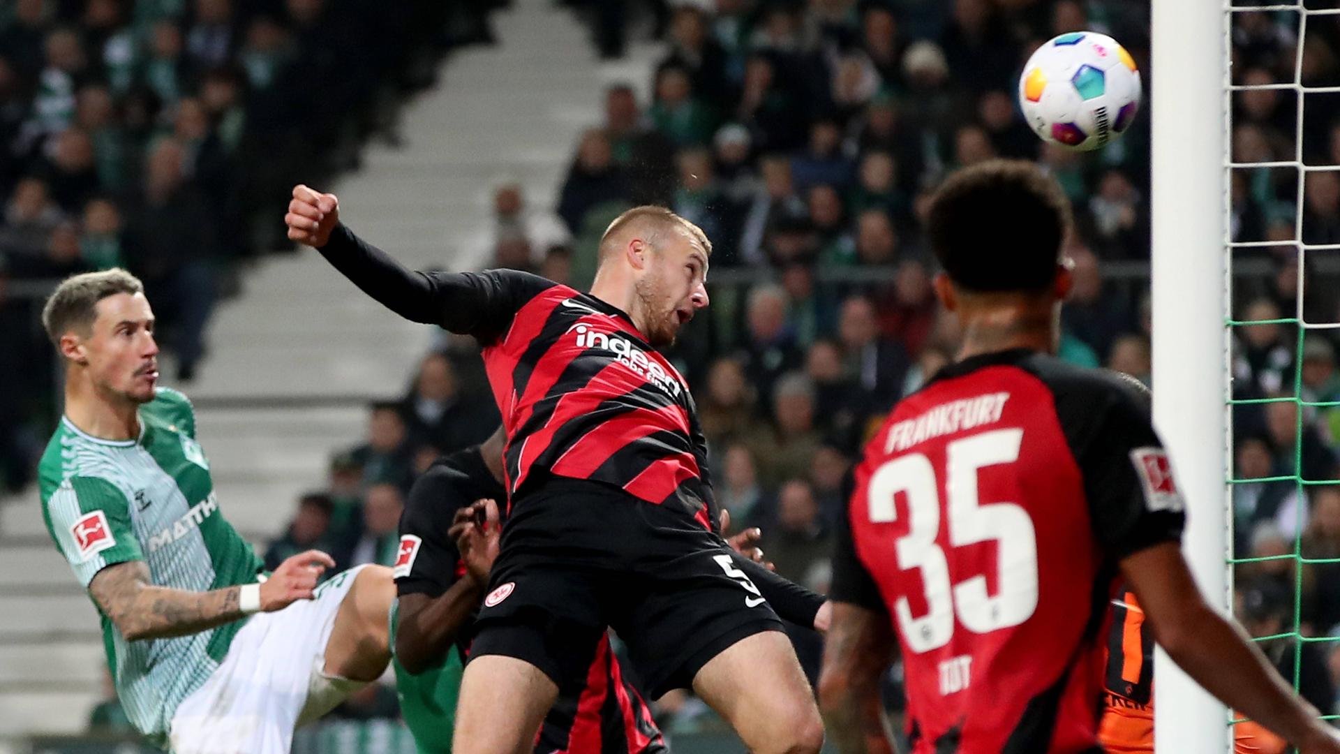 Hrvoje Smolcic von Eintracht Frankfurt erzielt das Tor zum 2:2 beim Spiel gegen Bremen am 12.11.2023.