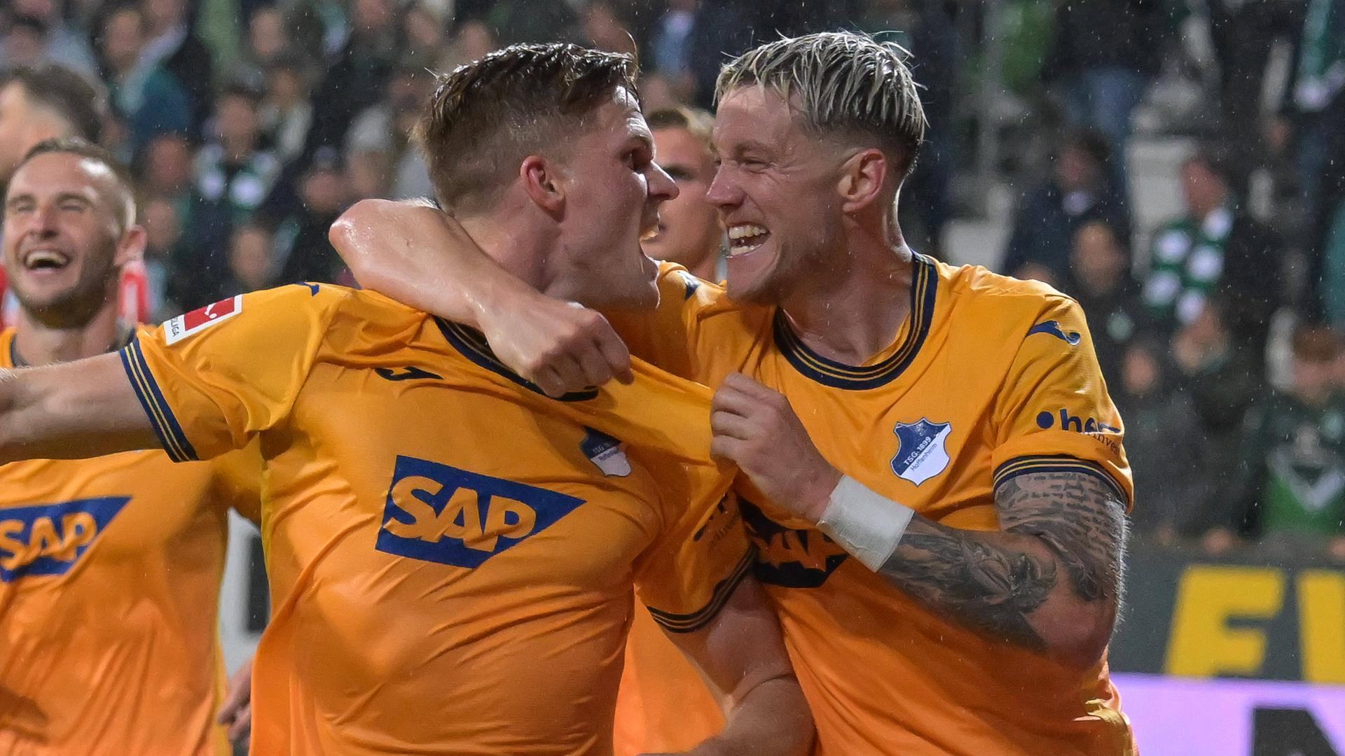 Hoffenheims Marius Belter jubelt mit Wout Weghorst nach seinem Treffer zum 2:3 gegen Werder Bremen.