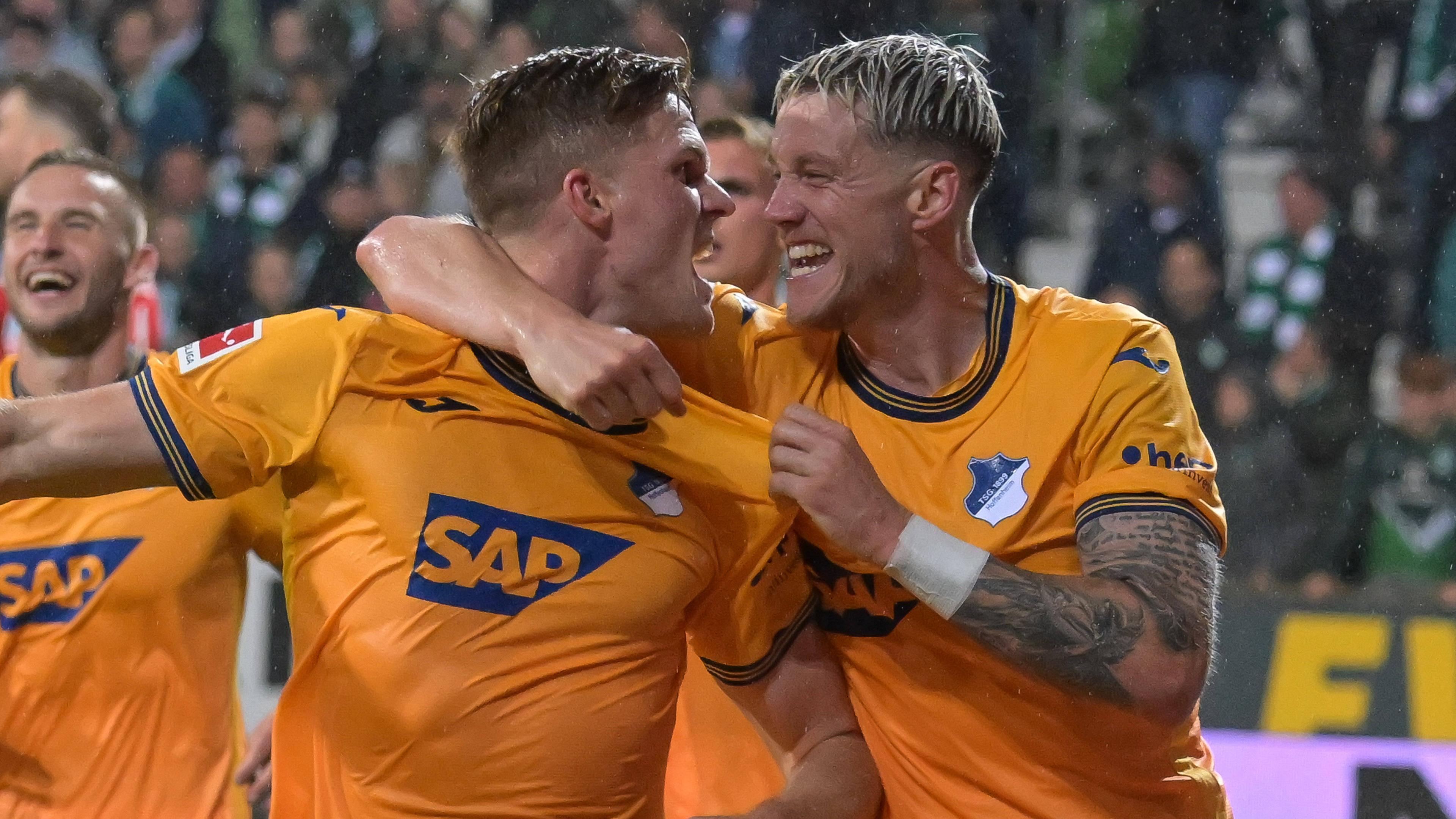 Hoffenheims Marius Belter jubelt mit Wout Weghorst nach seinem Treffer zum 2:3 gegen Werder Bremen.