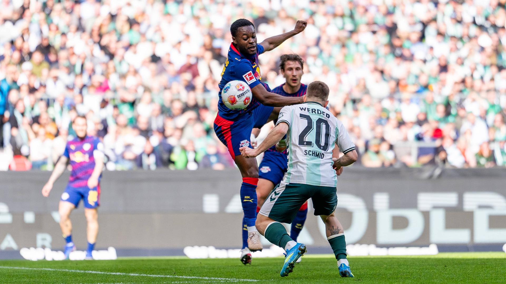 Ridley Baku (RB Leipzig, 17) und Romano Schmid (SV Werder Bremen, 20) kämpfen. 