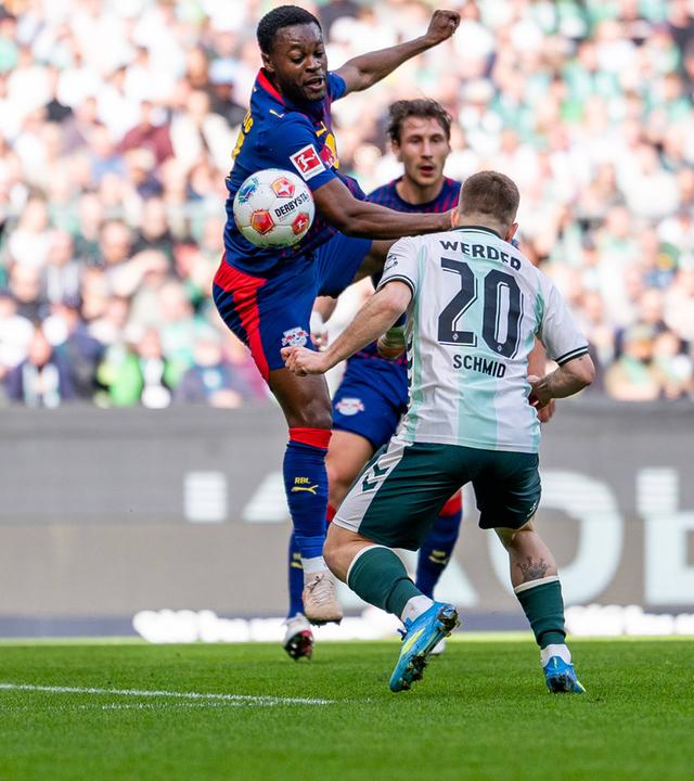 Ridley Baku (RB Leipzig, 17) und Romano Schmid (SV Werder Bremen, 20) kämpfen. 