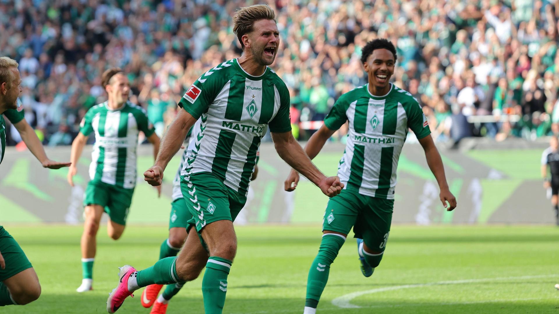 Werder Bremens Stürmer Niclas Füllkrug jubelt nach seinem Treffer zum 2:0 gegen RB Leipzig