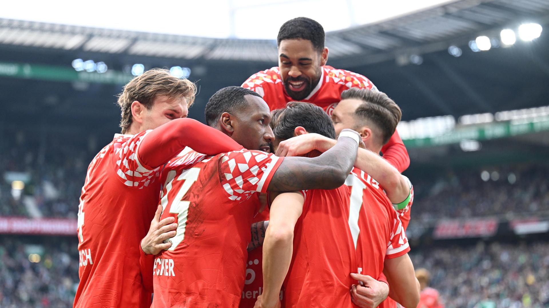 Stefan Posch, Sheraldo Becker, Torschütze Jae-Sung Lee, Phillipp Mwene und Silvan Widmer jubeln nach dem Tor zum 0:2 am 15.03.2026 in Bremen.