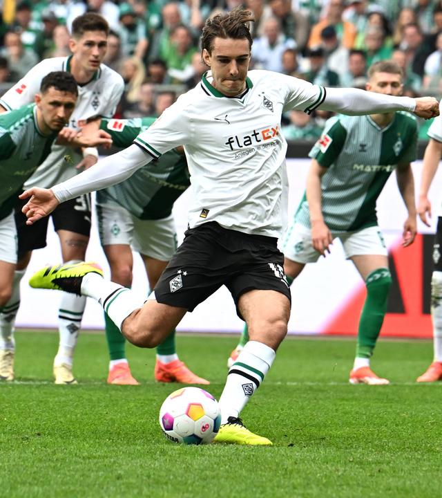 Gladbachs Florian Neuhaus verwandelten den Elfmeter zum 2:2. 
