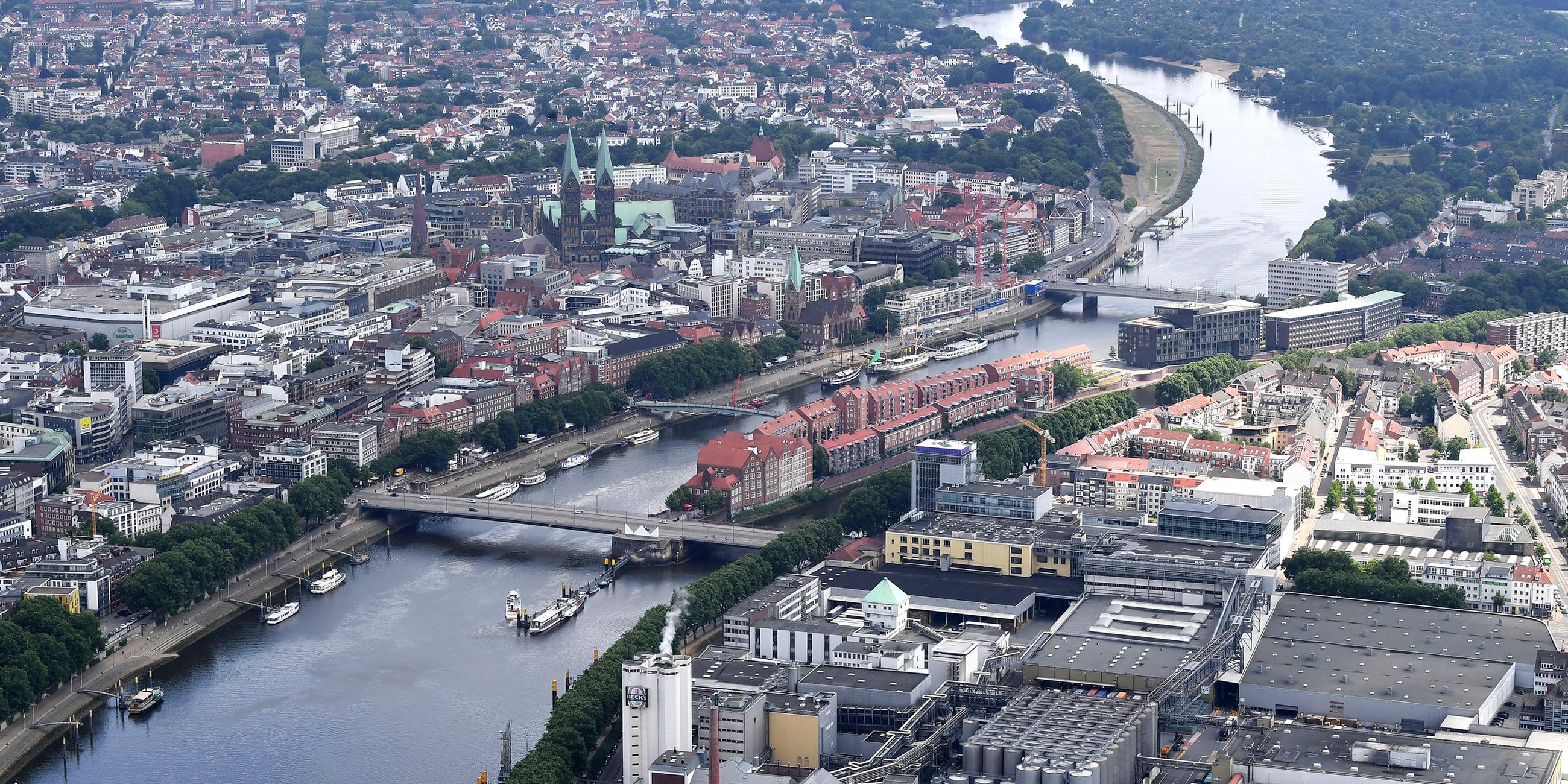 Die Luftaufnahme zeigt die Innenstadt von Bremen