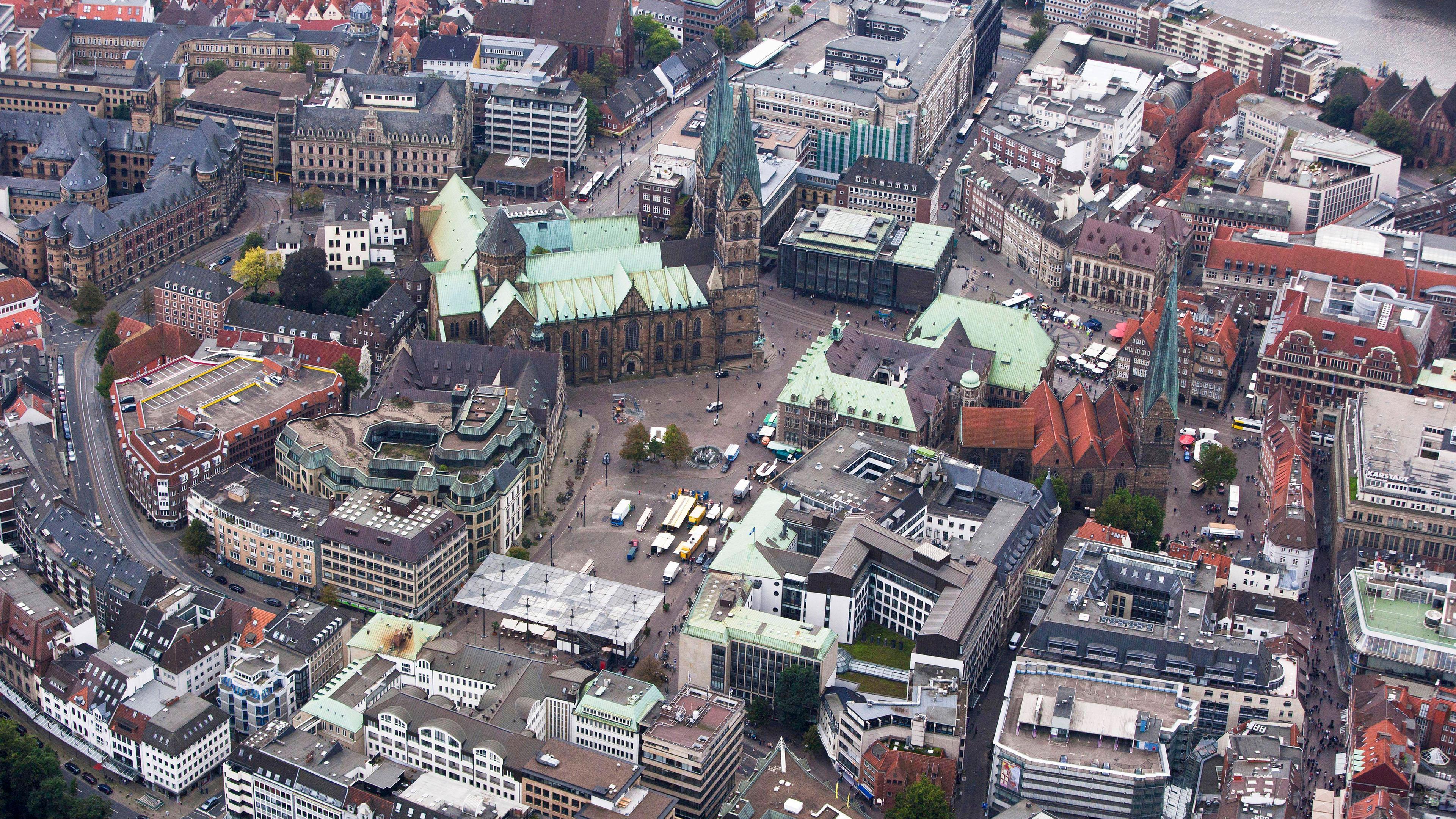 Die Luftaufnahme zeigt die Innenstadt von Bremen, aufgenommen am 18.11.2011