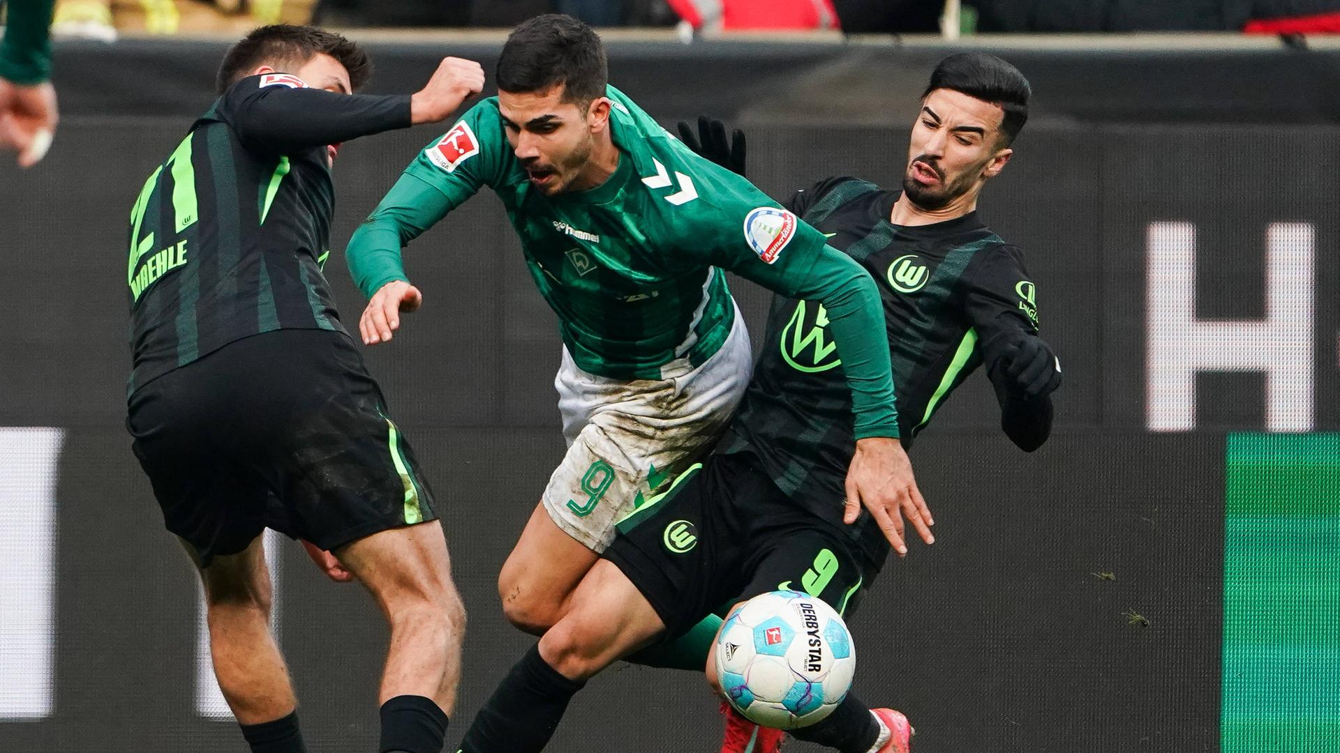Bremens Andre Silva im Kampf um den Ball mit Wolfsburgs Mohamed Amoura am 01.03.2025