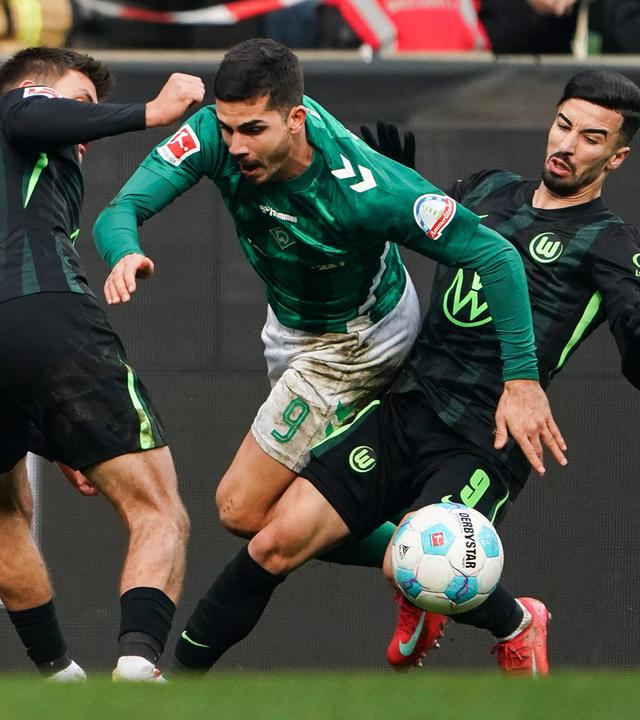 Bremens Andre Silva im Kampf um den Ball mit Wolfsburgs Mohamed Amoura am 01.03.2025