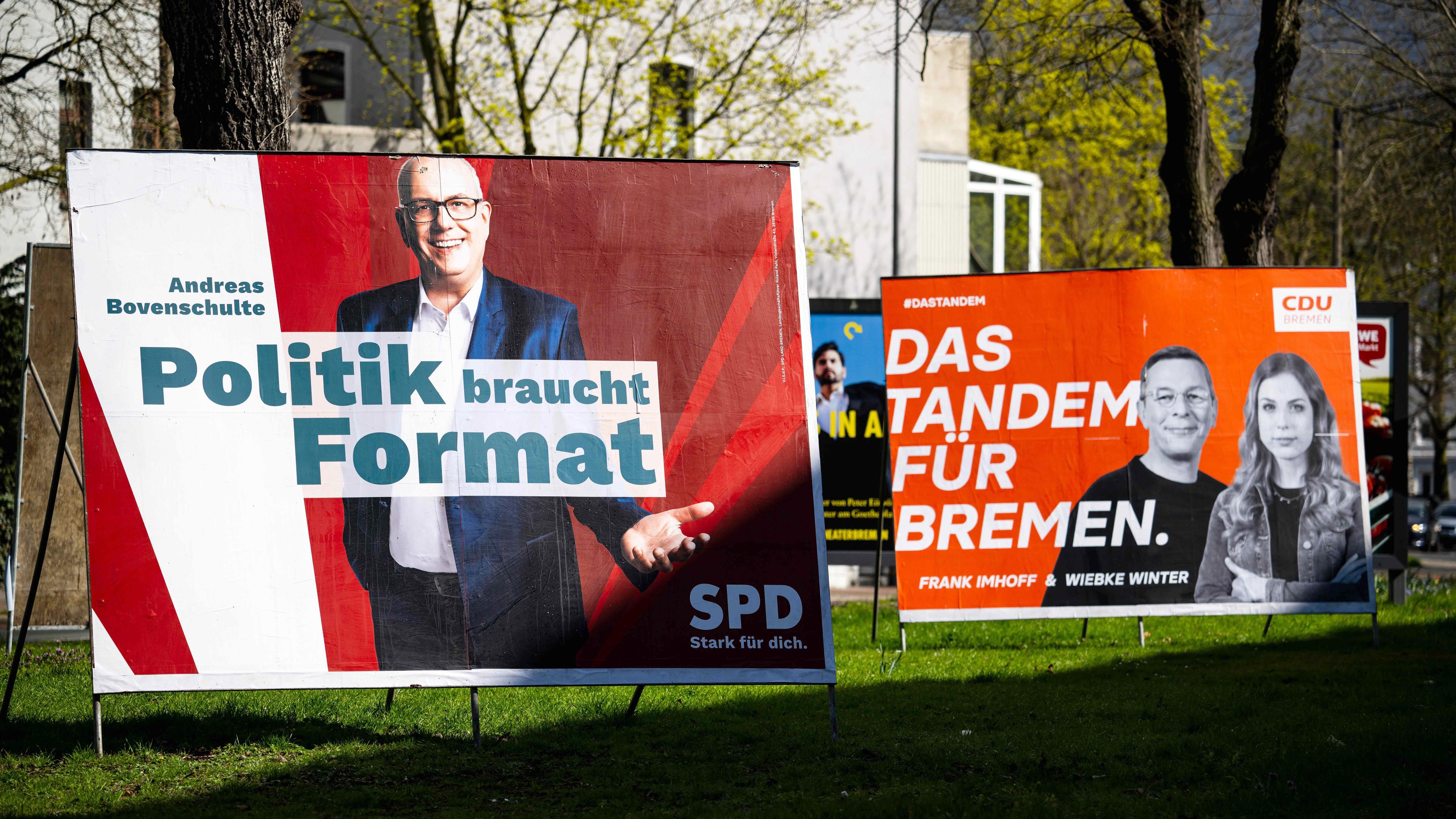 Wahlplakate der SPD und der CDU stehen am Straßenrand, aufgenommen am 13.04.2023 in Bremen