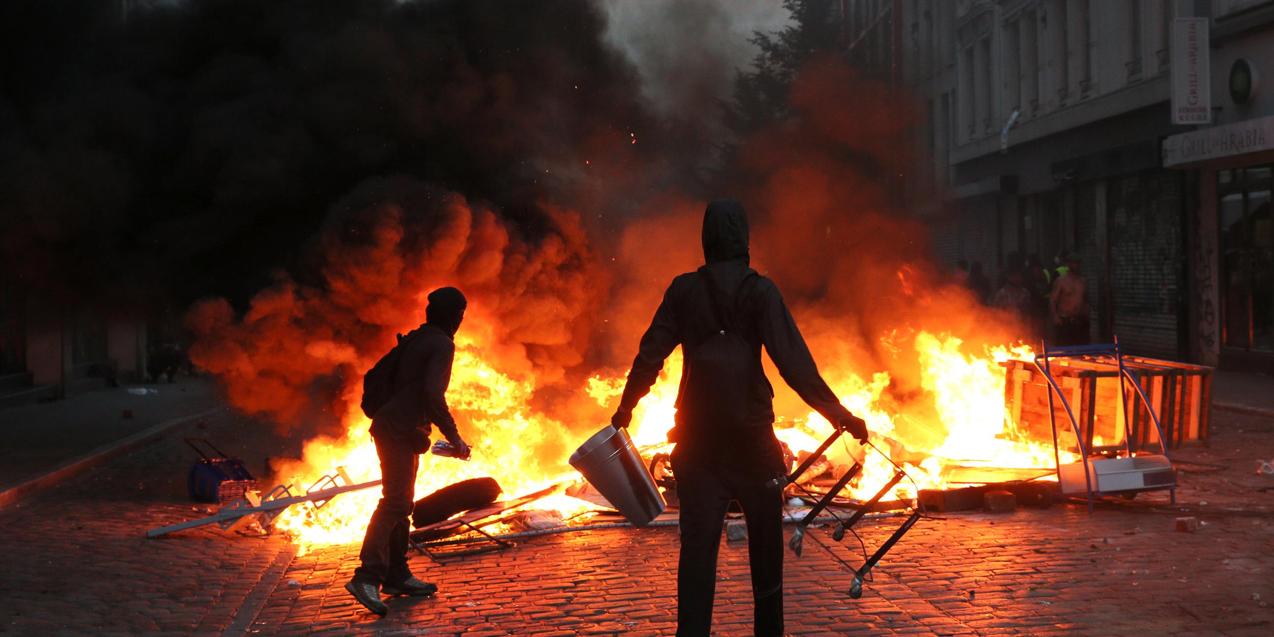 Brennende Straßenblockaden bei G20-Demonstration in Hamburg 2017