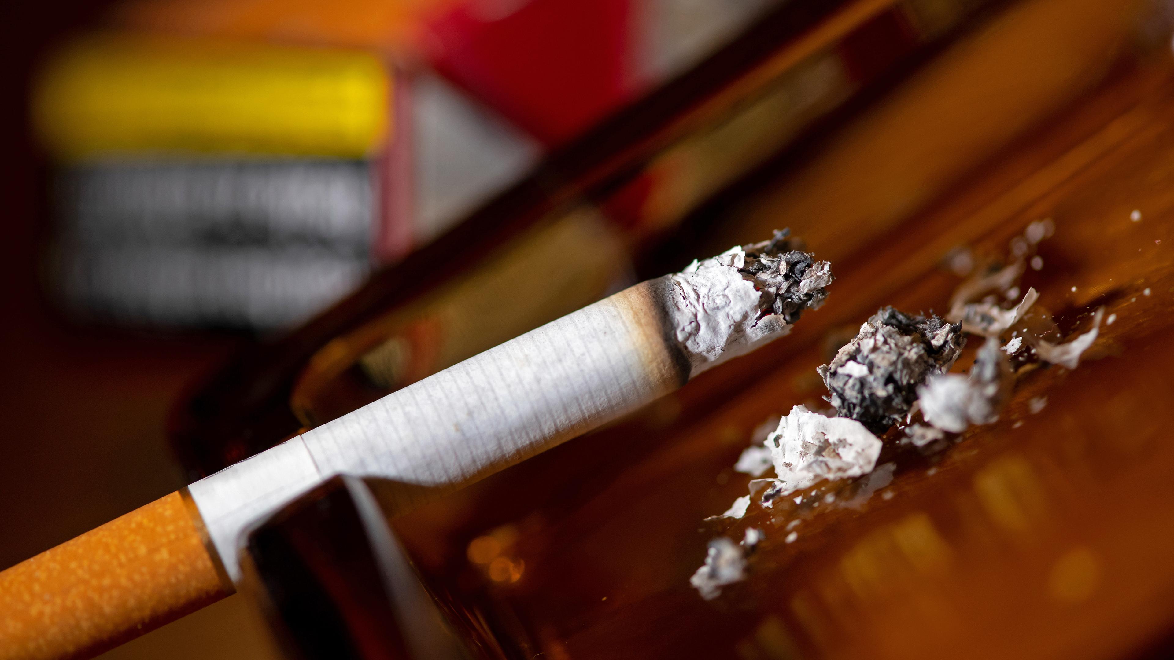 Eine brennende Zigarette liegt in einem Aschenbecher, aufgenommen am 08.12.2021