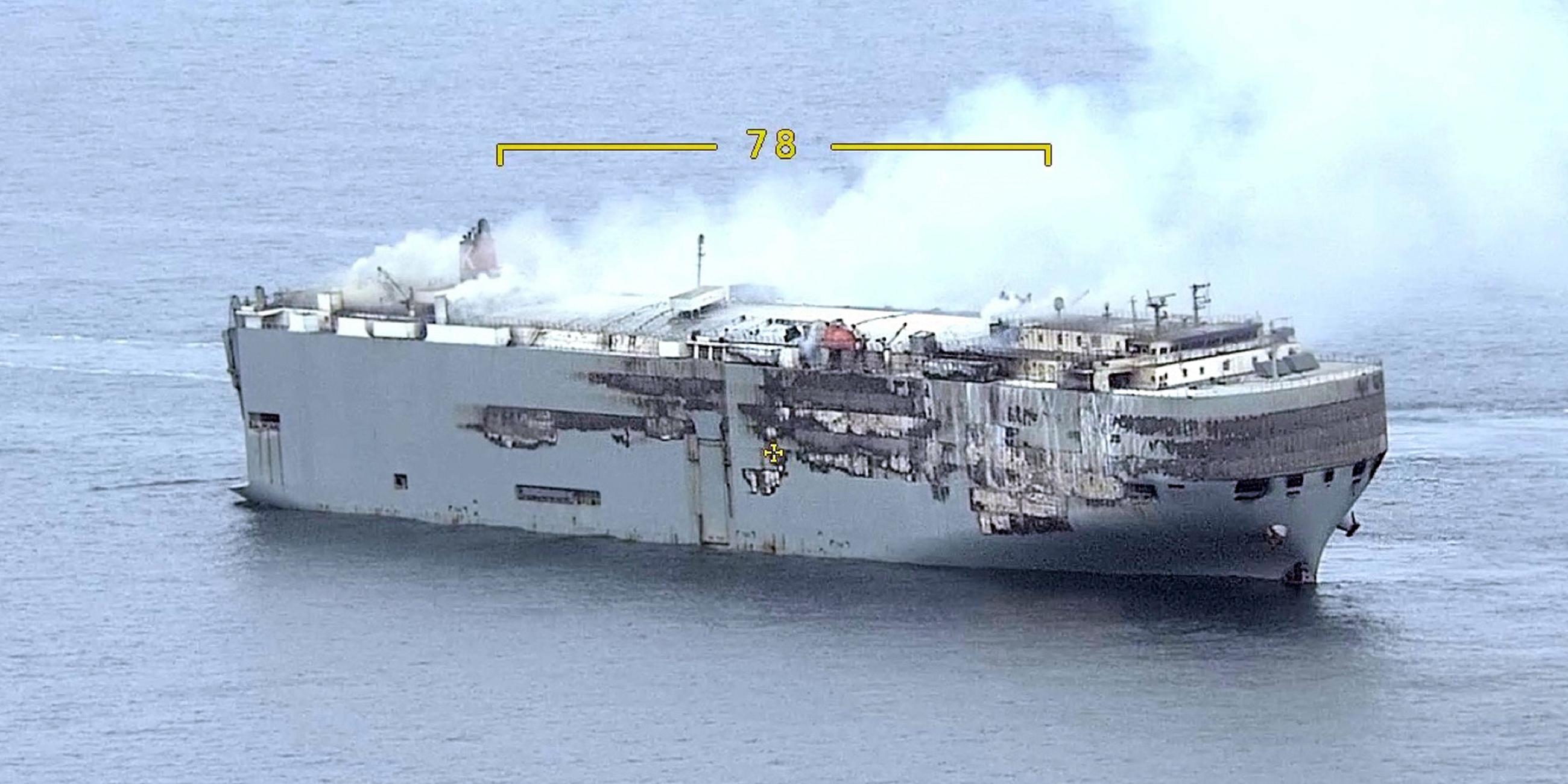 Niederlande, Nordsee: Autofrachter "Fremantle Highway" in der Nordsee, von dem immer noch Rauchwolken aufsteigen.