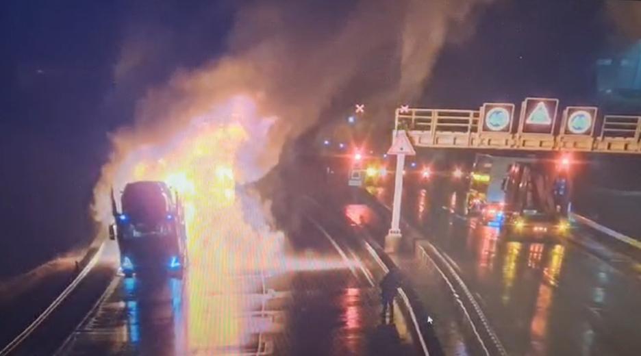 Oberhof: Die von der Polizei Thüringen zur Verfügung gestellte Aufnahme zeigt einen brennenden Lastwagen auf der A71 hinter dem Rennsteigtunnel.