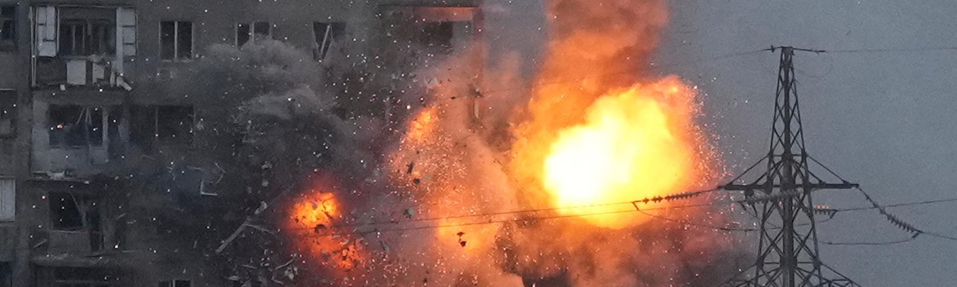 11.03.2022, Ukraine, Mariupol: Rauch und Flammen steigen aus einem Wohnhaus, nachdem es von einem Panzer der russischen Armee getroffen wurde.