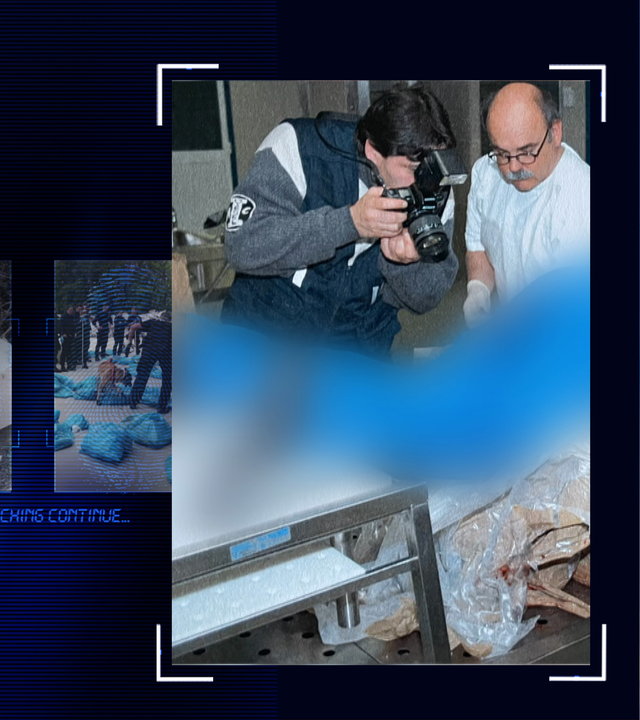 Bild in der Gerichtsmedizin aufgenommen zeigt Mann der eine Leiche auf dem Seziertisch fotografiert. Die Leiche wurde technisch verfremdet. Der Gerichtsmediziner arbeitet an dem Toten. Links daneben: Lichtschematische Darstellung eines Fingerabdrucks.
