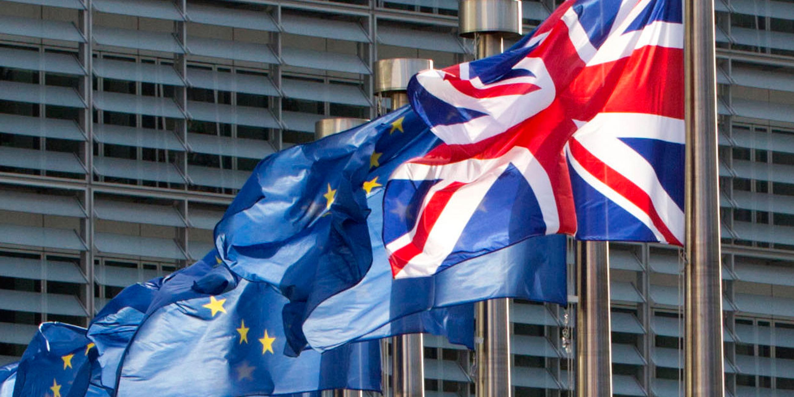Archiv: Flaggen der EU und von Großbritannien am 16.10.2017 in Brüssel