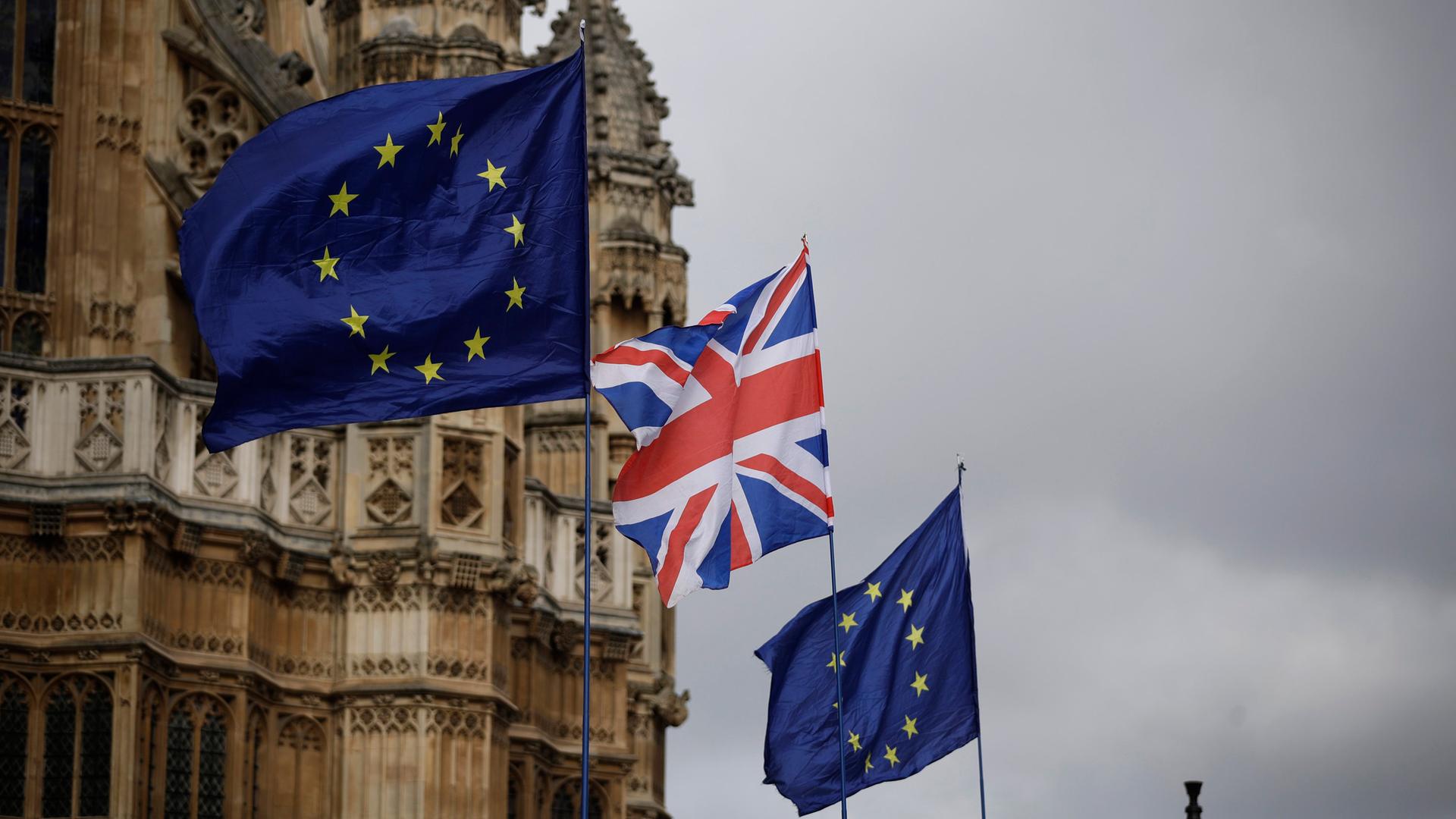 Europaflaggen vor dem House of Parliament