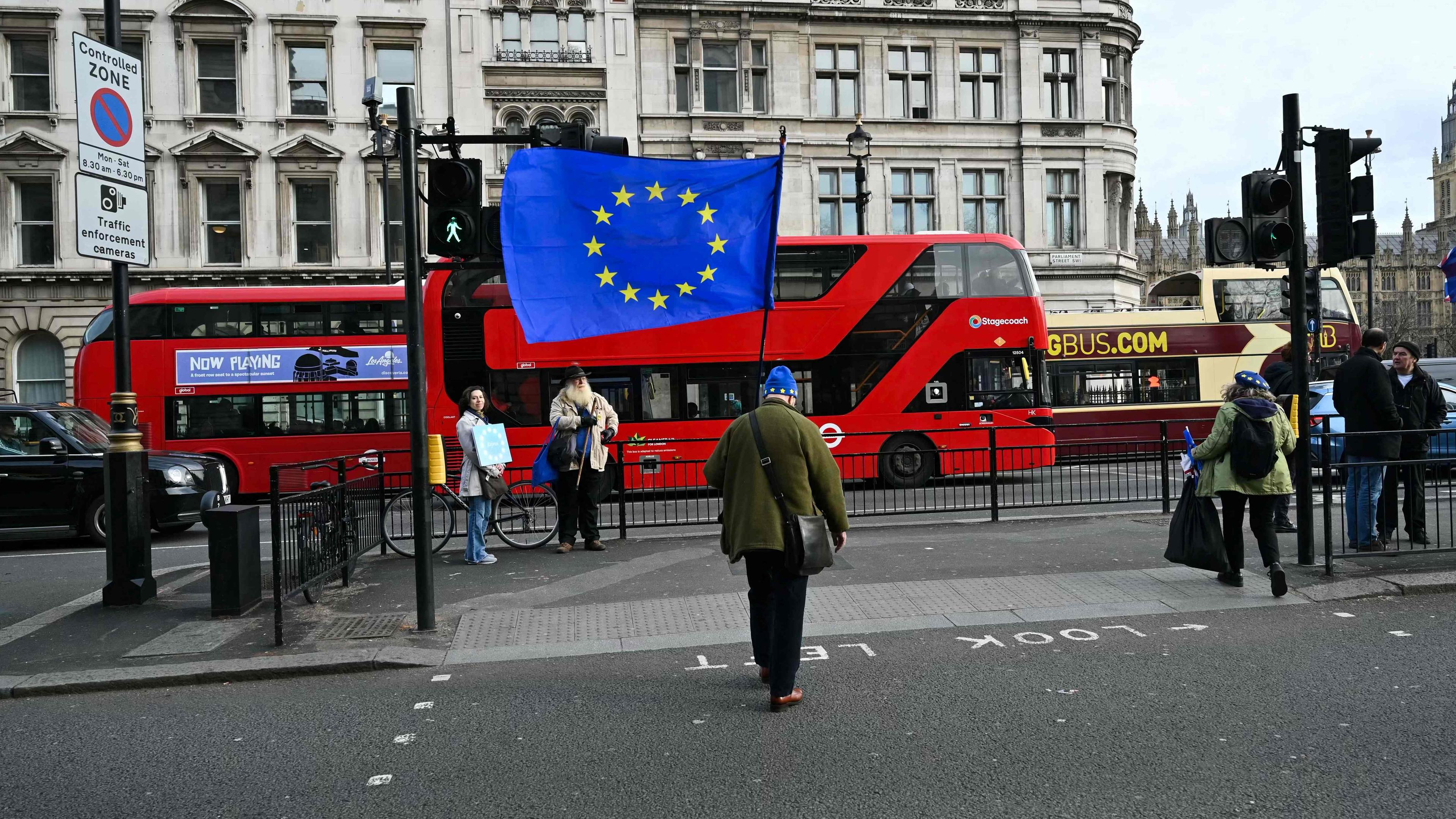 Ein Anti-Brexit Unterstützer mit einer EU-Flagge in London.