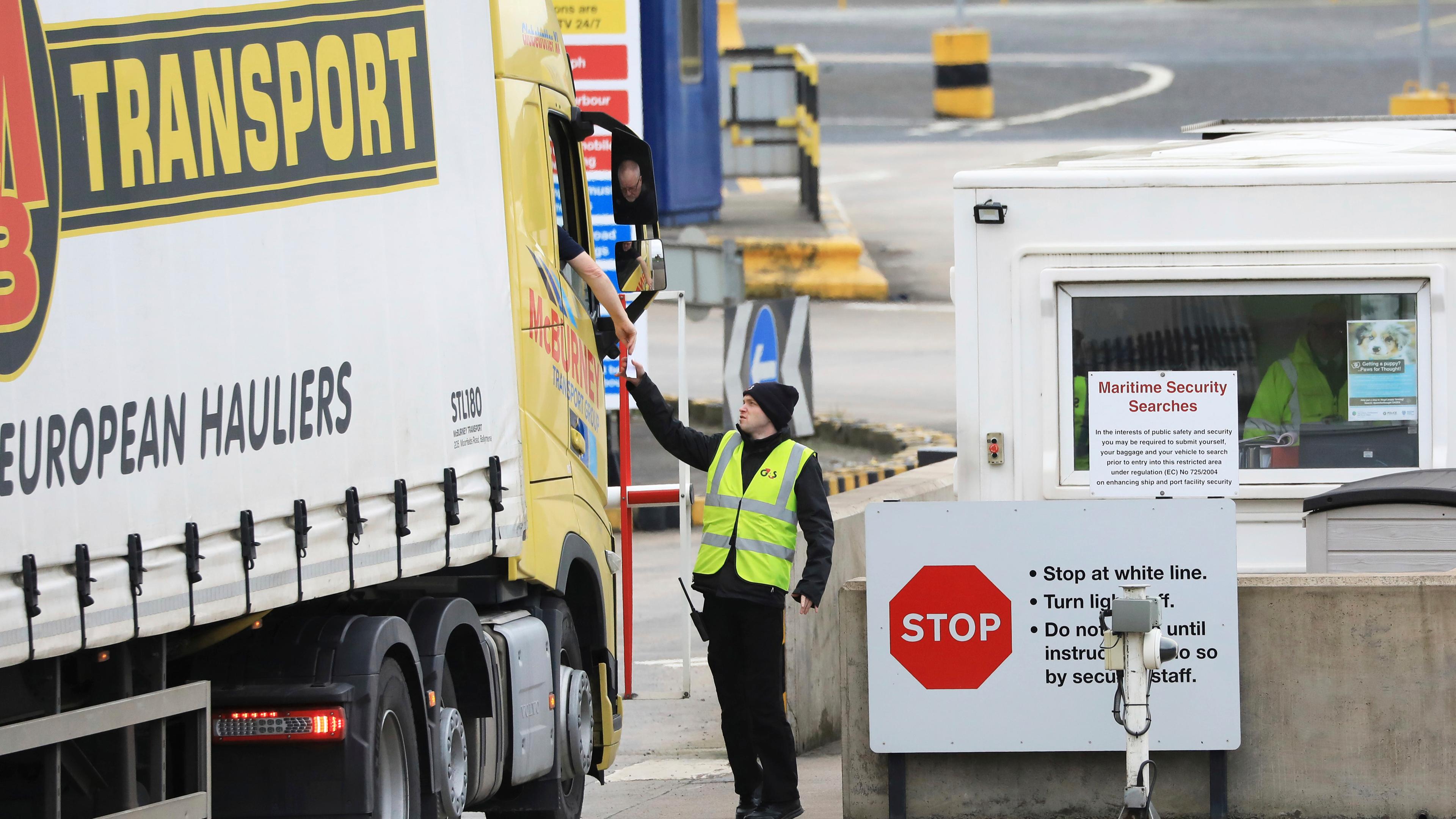 Großbritannien, Larne: Ein Lastwagen wird im Hafen kontrolliert.